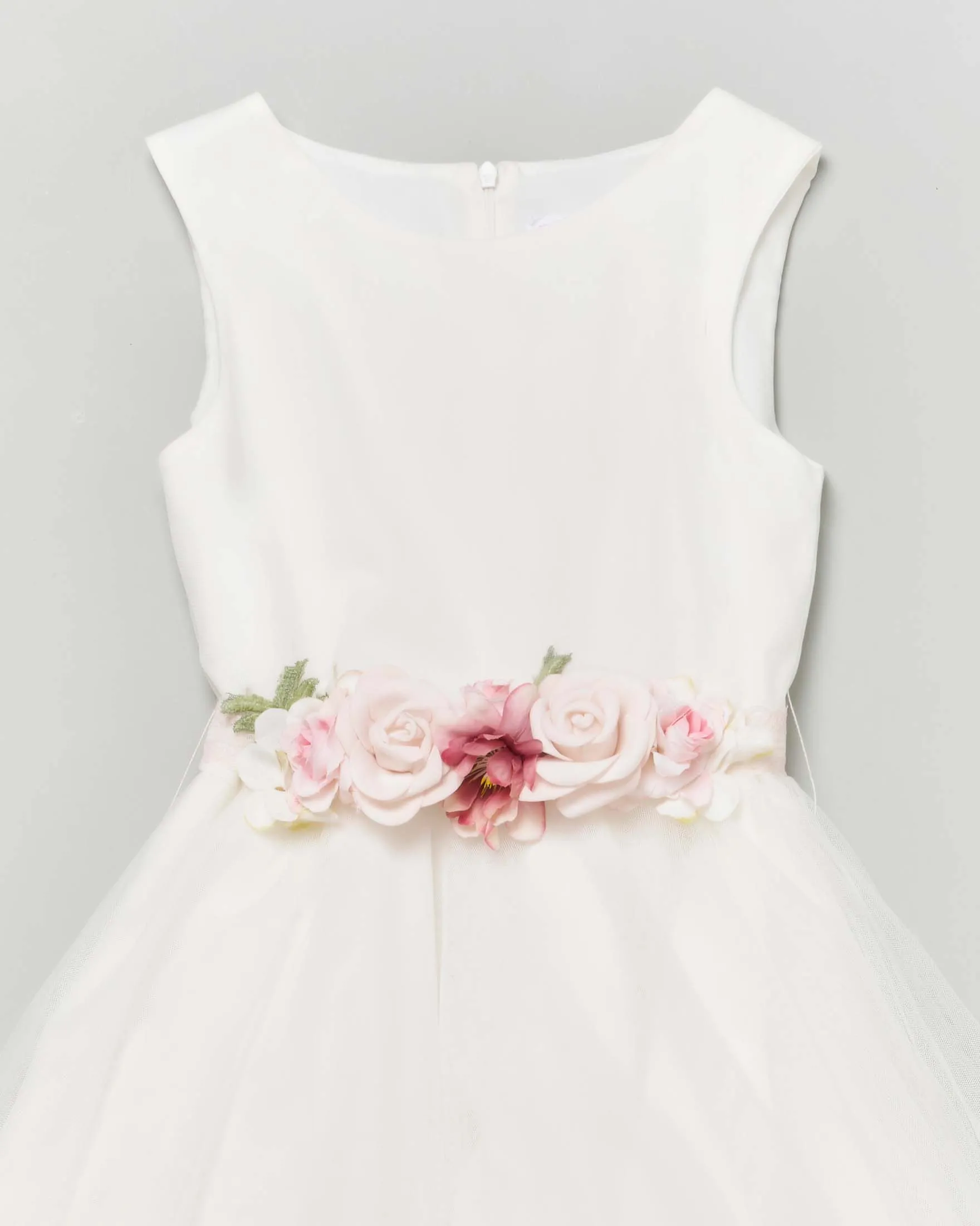 Abito corto bianco senza maniche con gonna in tulle e fascia rosa ricamata con fiori 12 anni