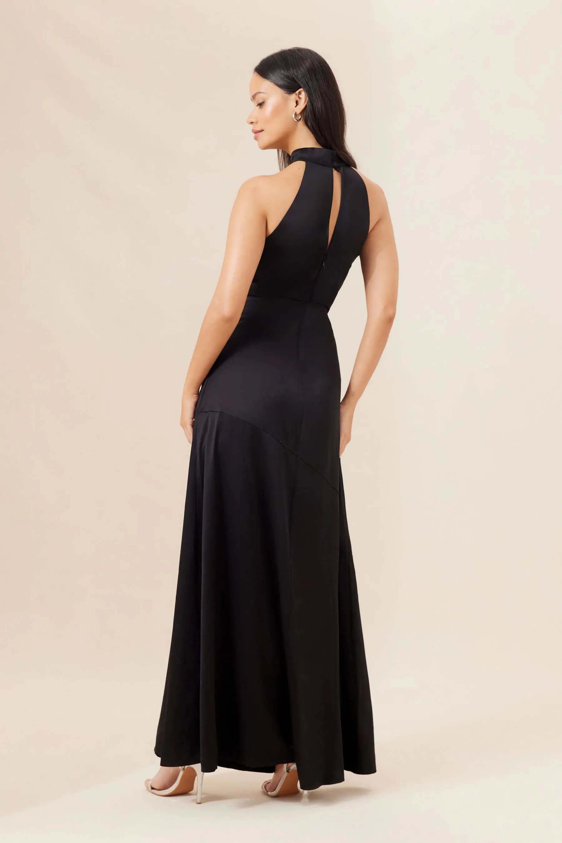 Abito maxi da Satin da damigella d'onore con scollo Lipsy con scollo all'americana