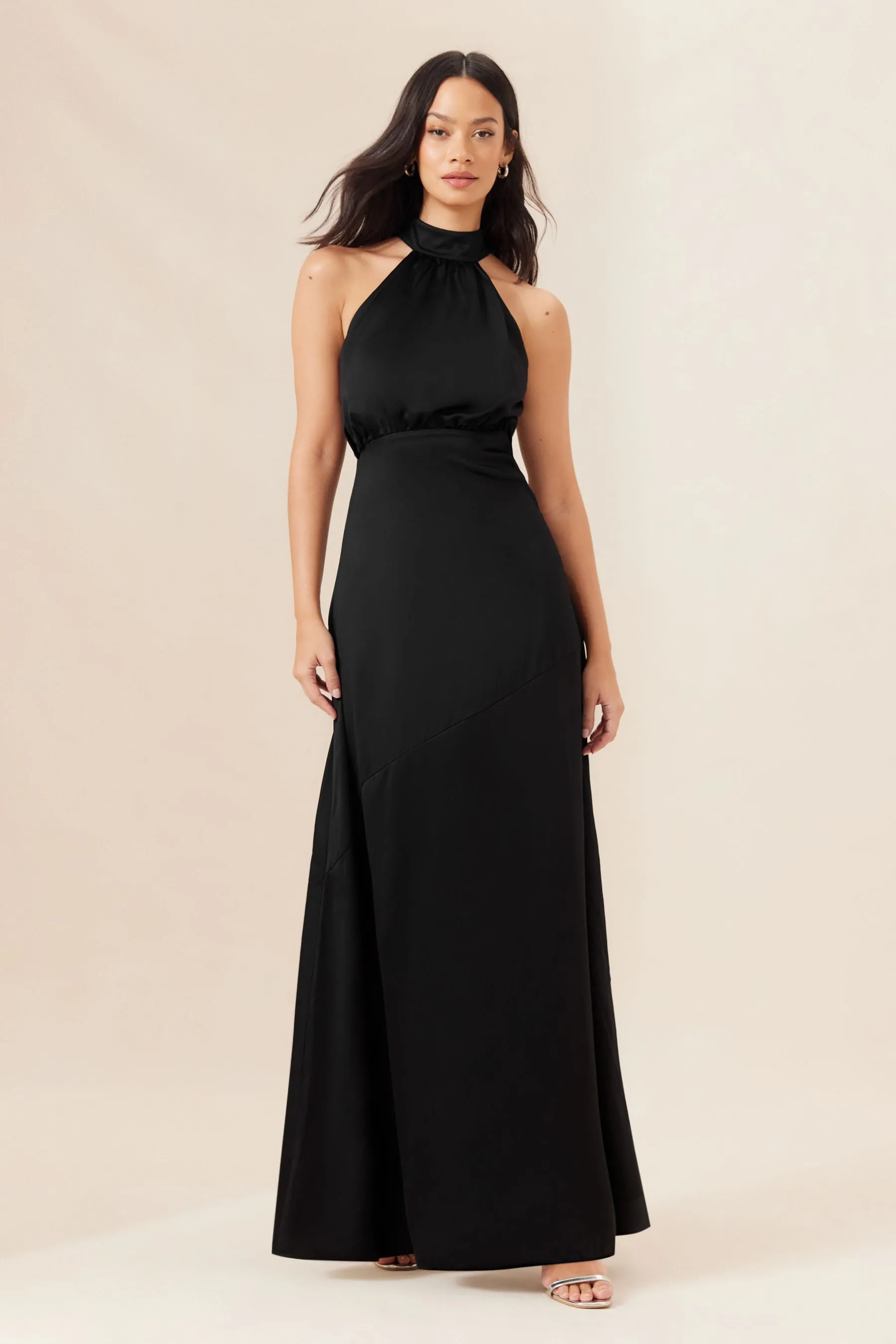 Abito maxi da Satin da damigella d'onore con scollo Lipsy con scollo all'americana