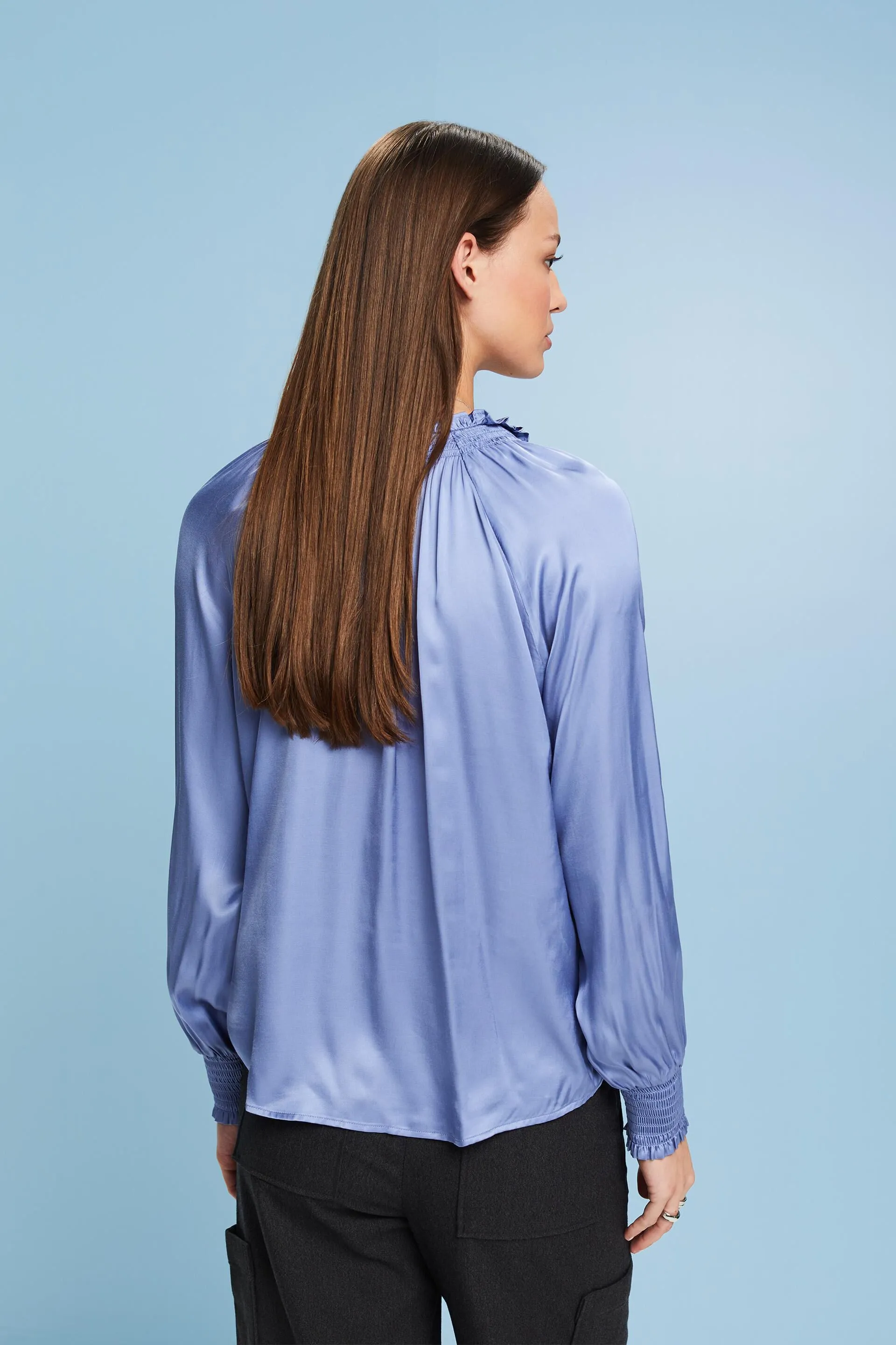 Blusa in raso arricciata con scollo a V