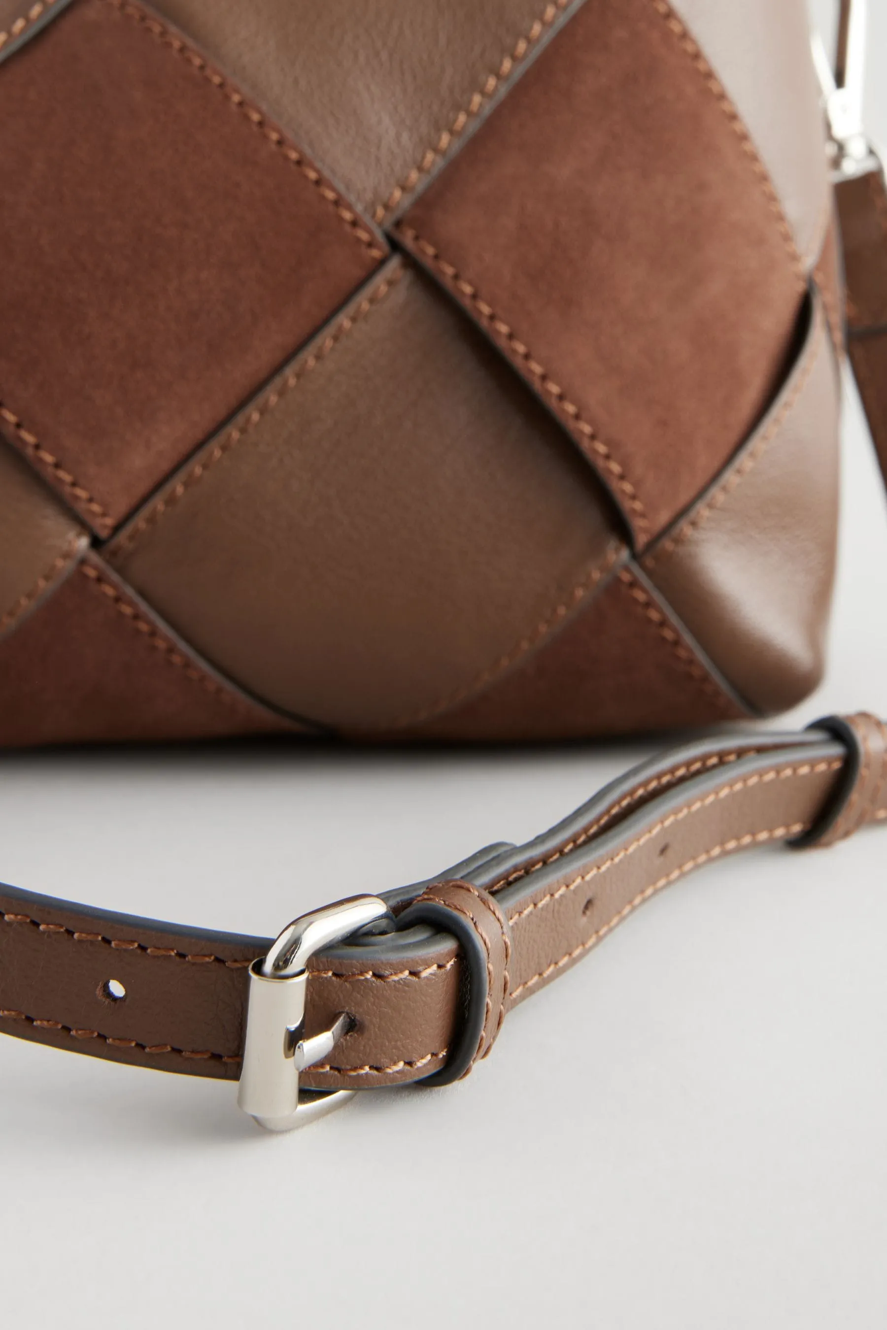 Borsa a tracolla in pelle intrecciata