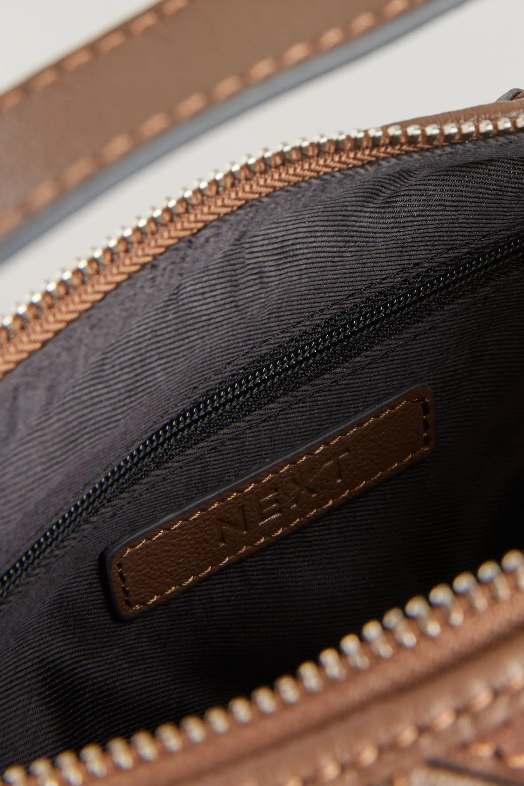 Borsa a tracolla in pelle intrecciata
