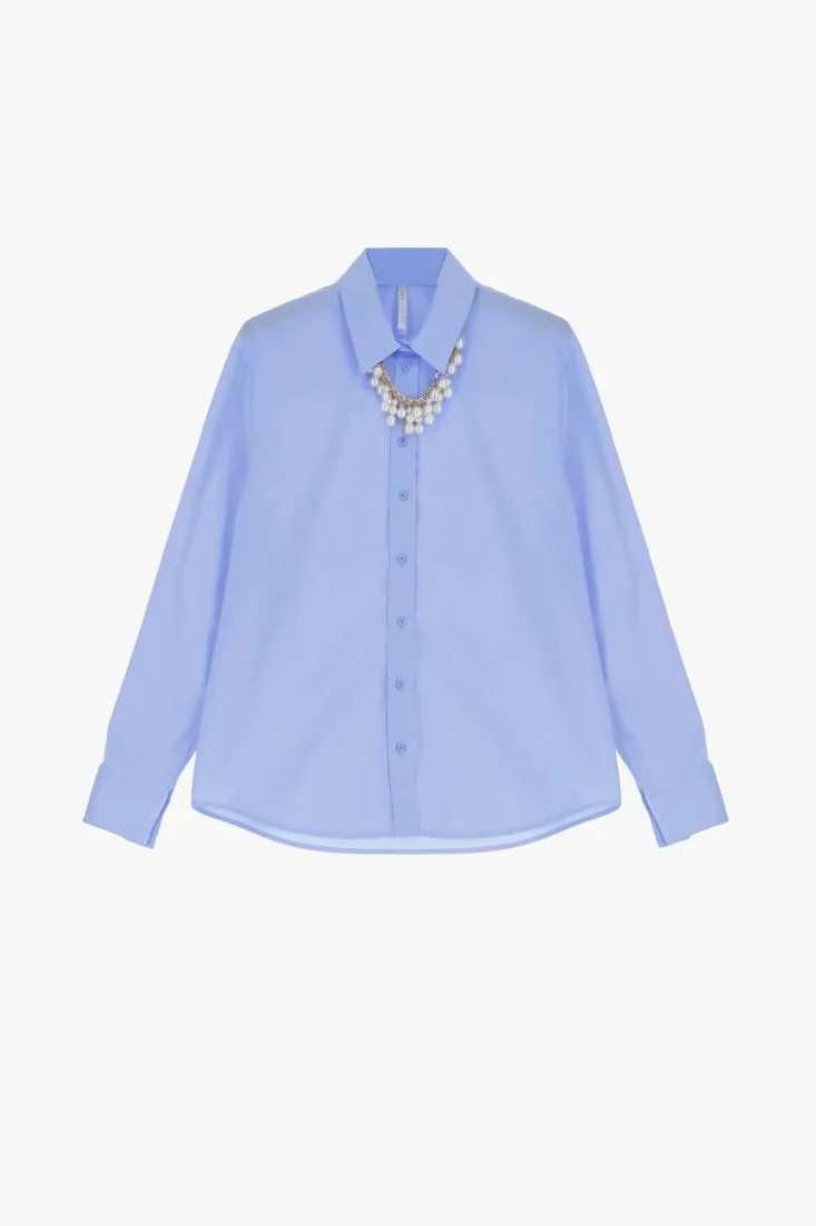 Camicia con collana dettaglio