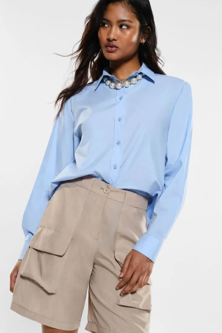 Camicia con collana dettaglio