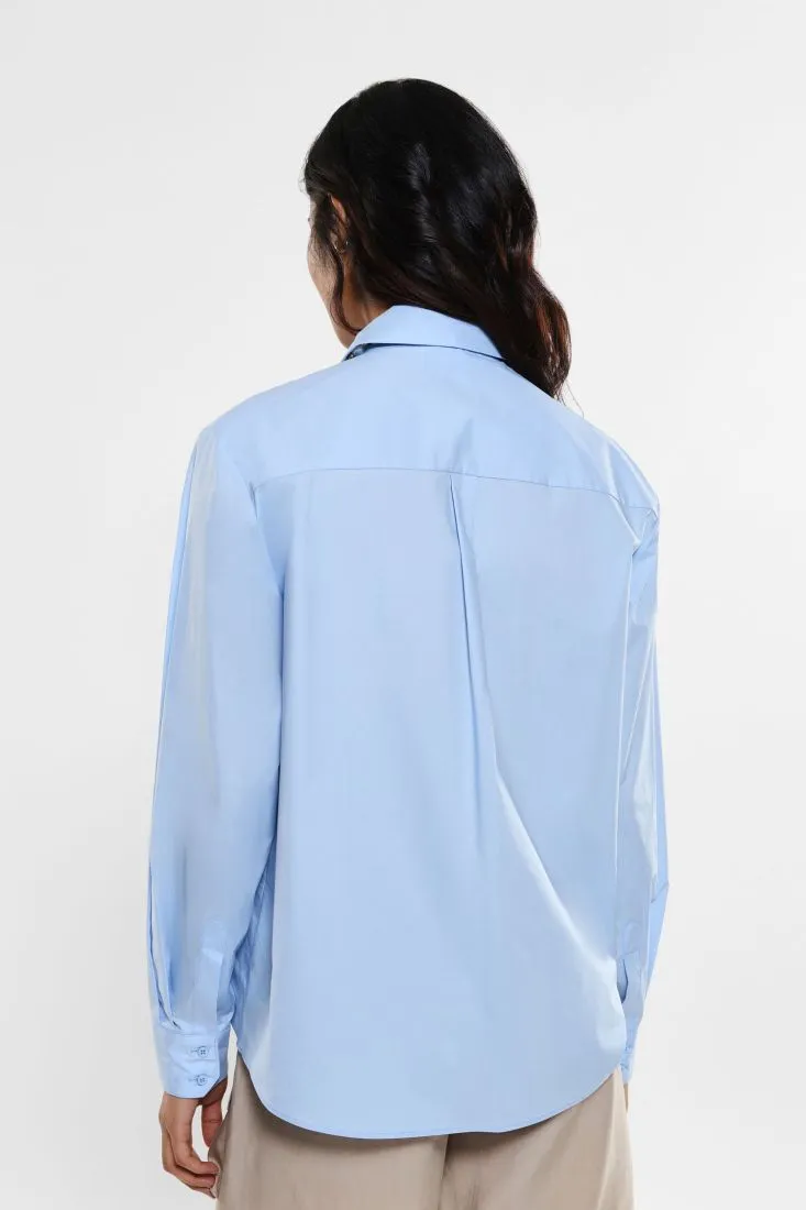 Camicia con collana dettaglio