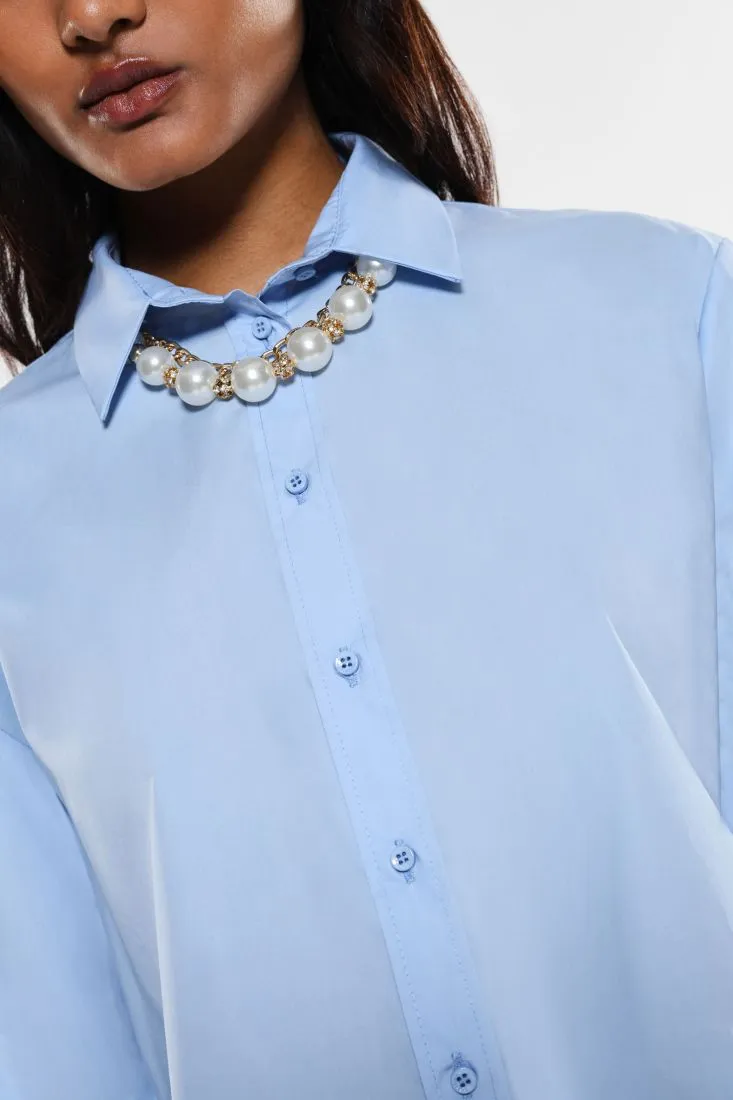 Camicia con collana dettaglio