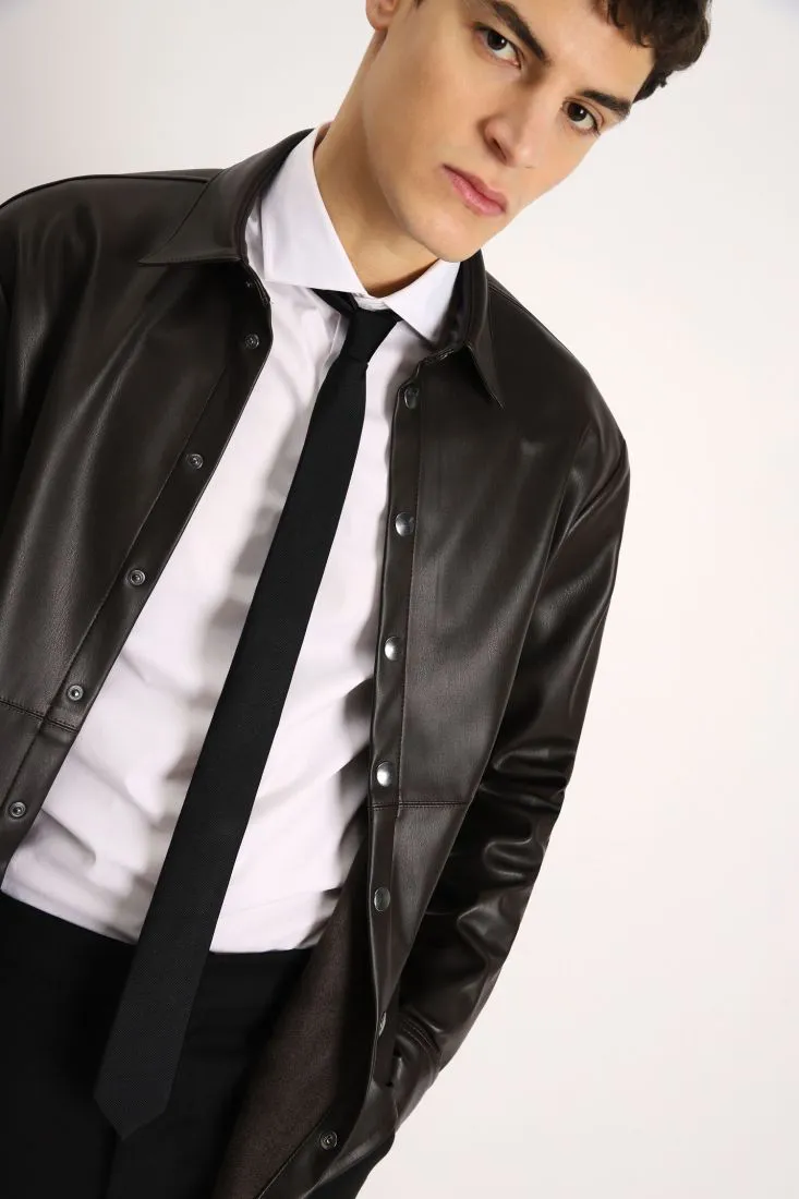 Camicia monocolour con cuciture dettaglio