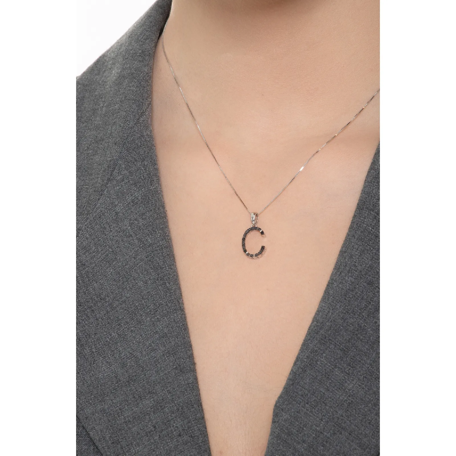 Collana lettera C in oro bianco 18k con diamanti neri