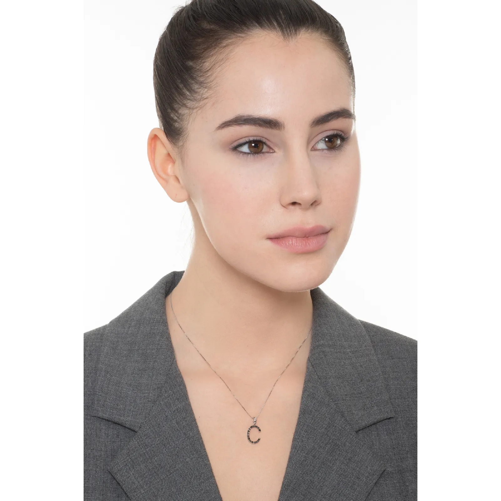 Collana lettera C in oro bianco 18k con diamanti neri