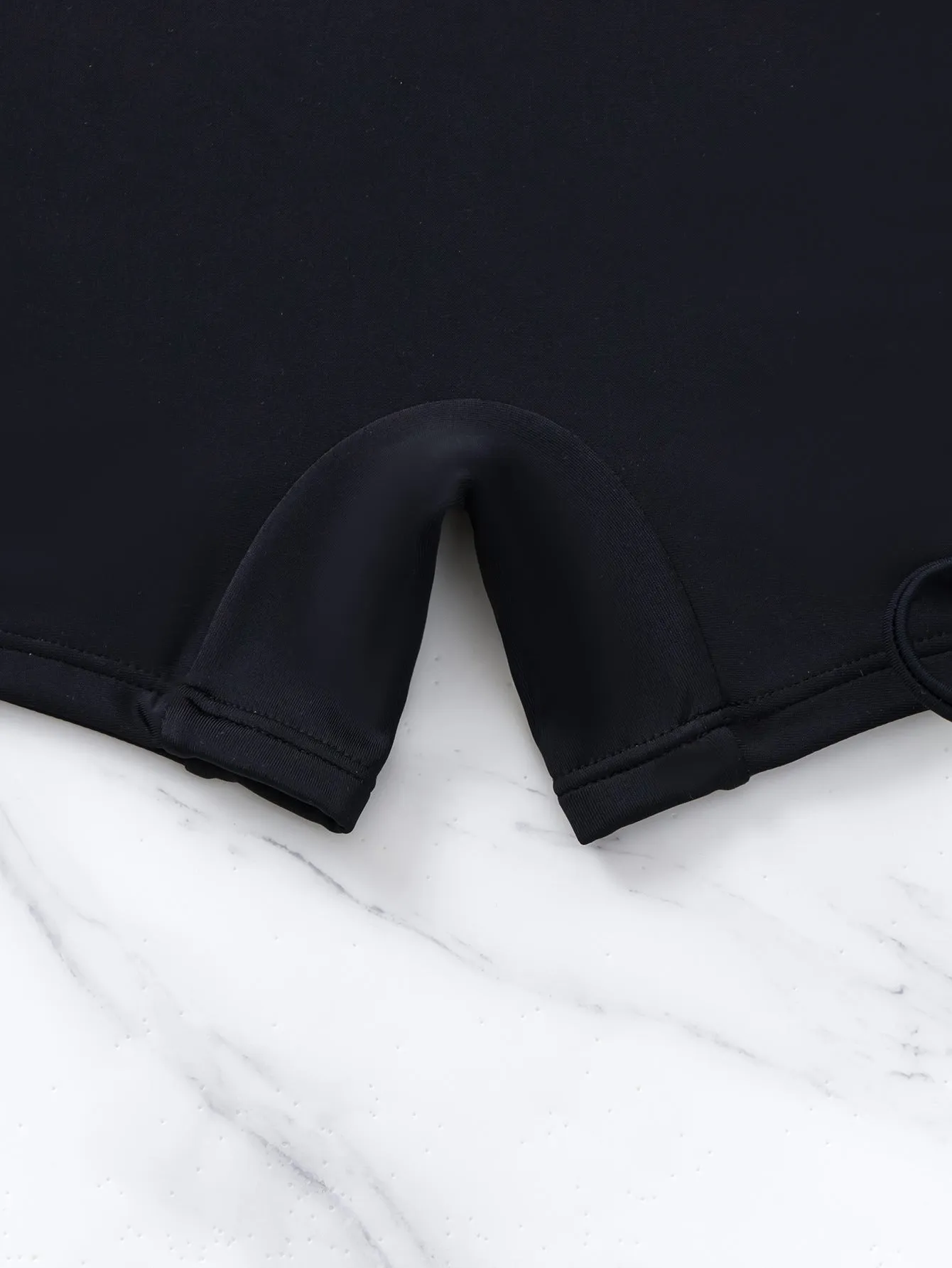 Costume da bagno intero nero con design a rete