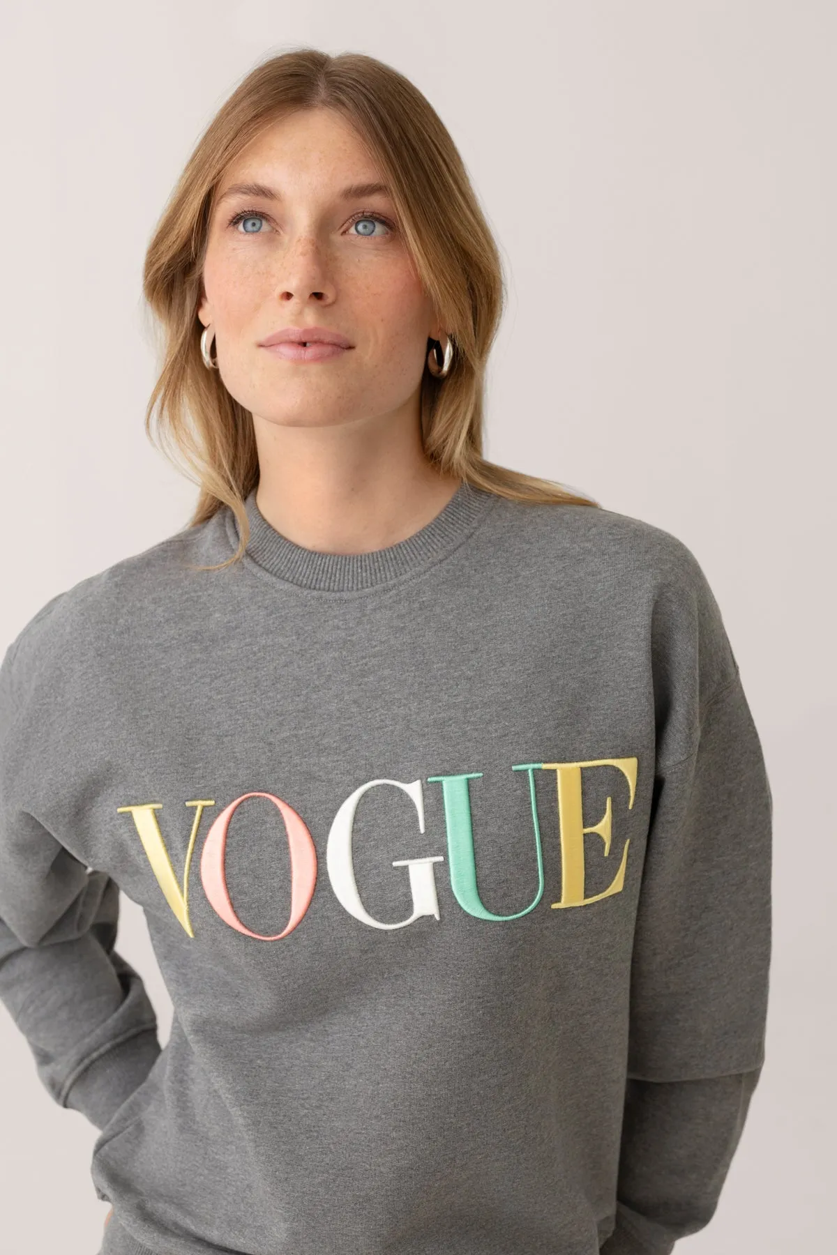 Felpa VOGUE grigia con logo ricamato arcobaleno-