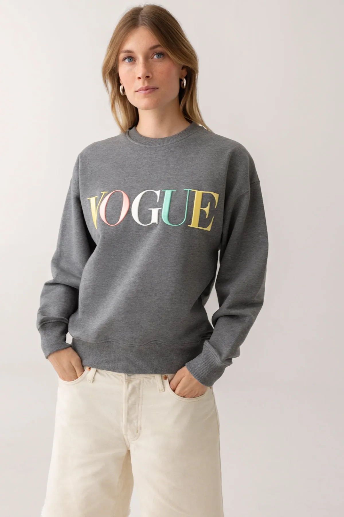 Felpa VOGUE grigia con logo ricamato arcobaleno-
