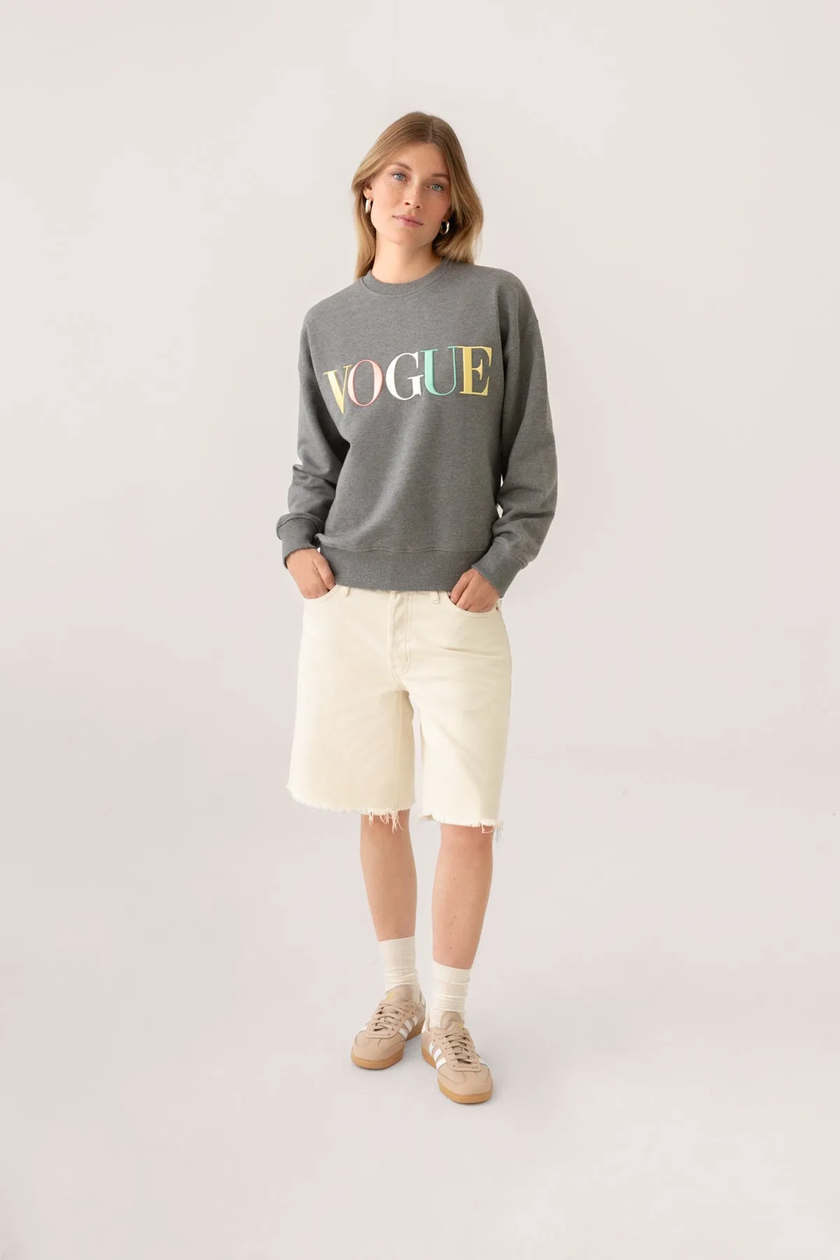 Felpa VOGUE grigia con logo ricamato arcobaleno-