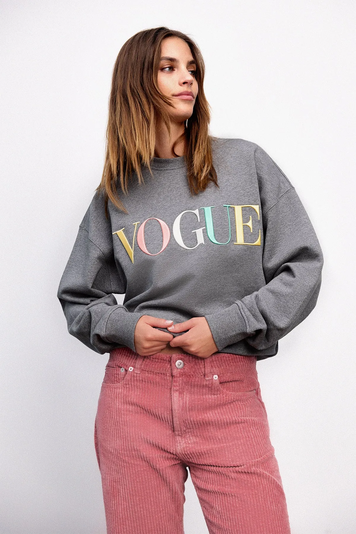 Felpa VOGUE grigia con logo ricamato arcobaleno-