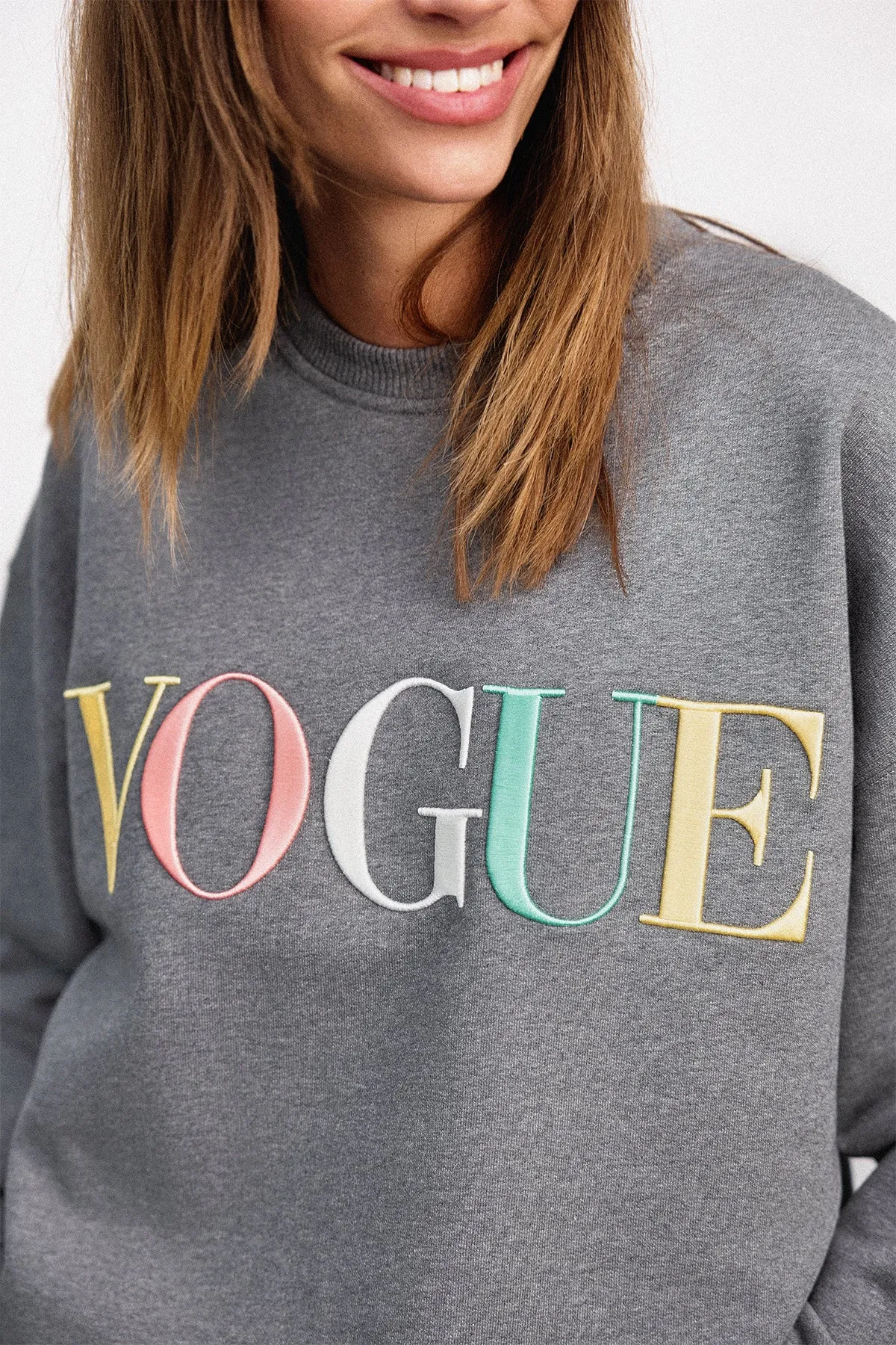 Felpa VOGUE grigia con logo ricamato arcobaleno-