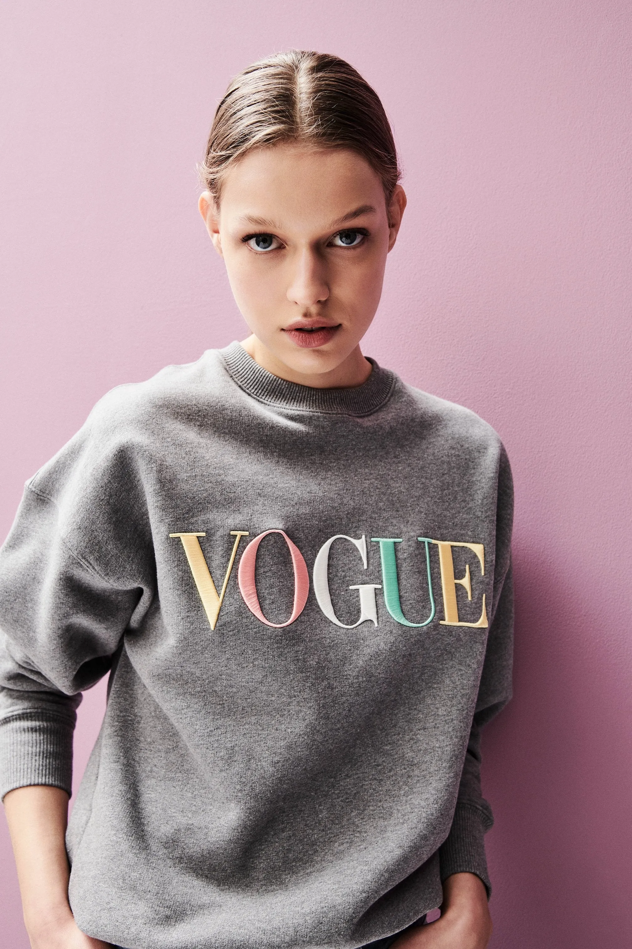 Felpa VOGUE grigia con logo ricamato arcobaleno-
