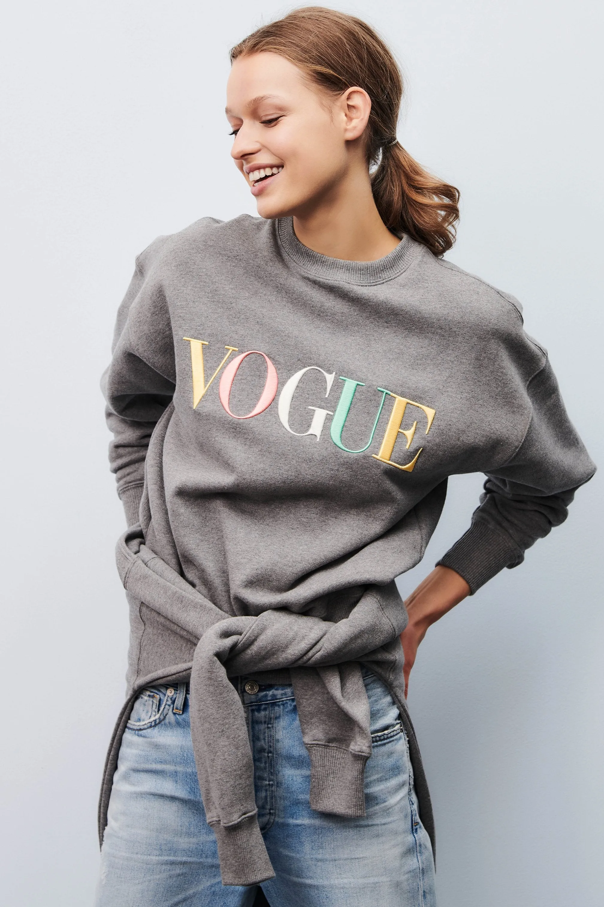 Felpa VOGUE grigia con logo ricamato arcobaleno-