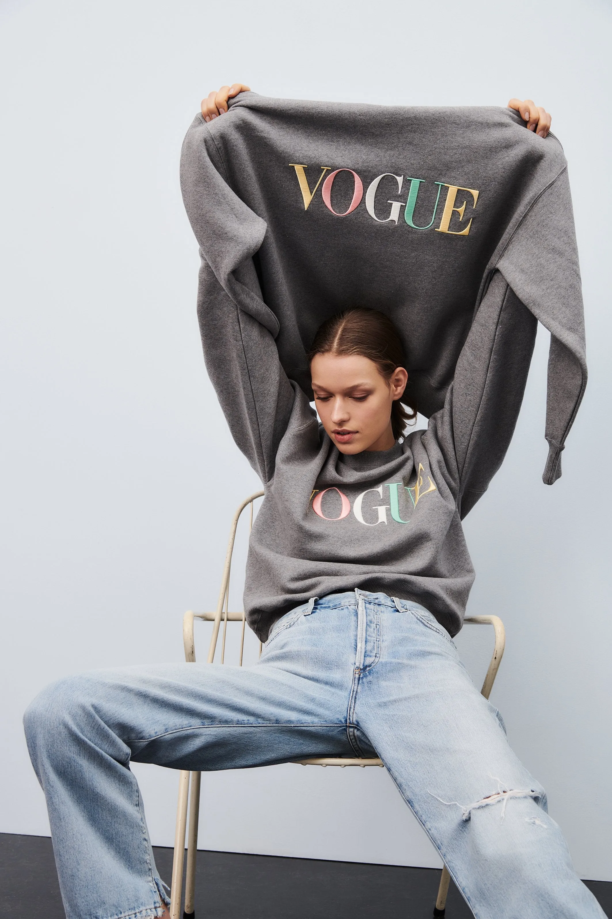 Felpa VOGUE grigia con logo ricamato arcobaleno-