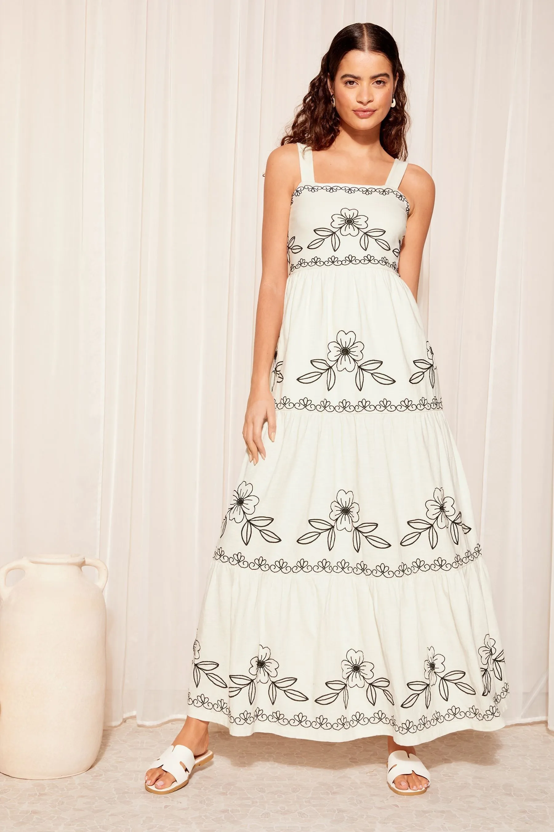 Friends Like These - Abito maxi a balze ricamato con spalline