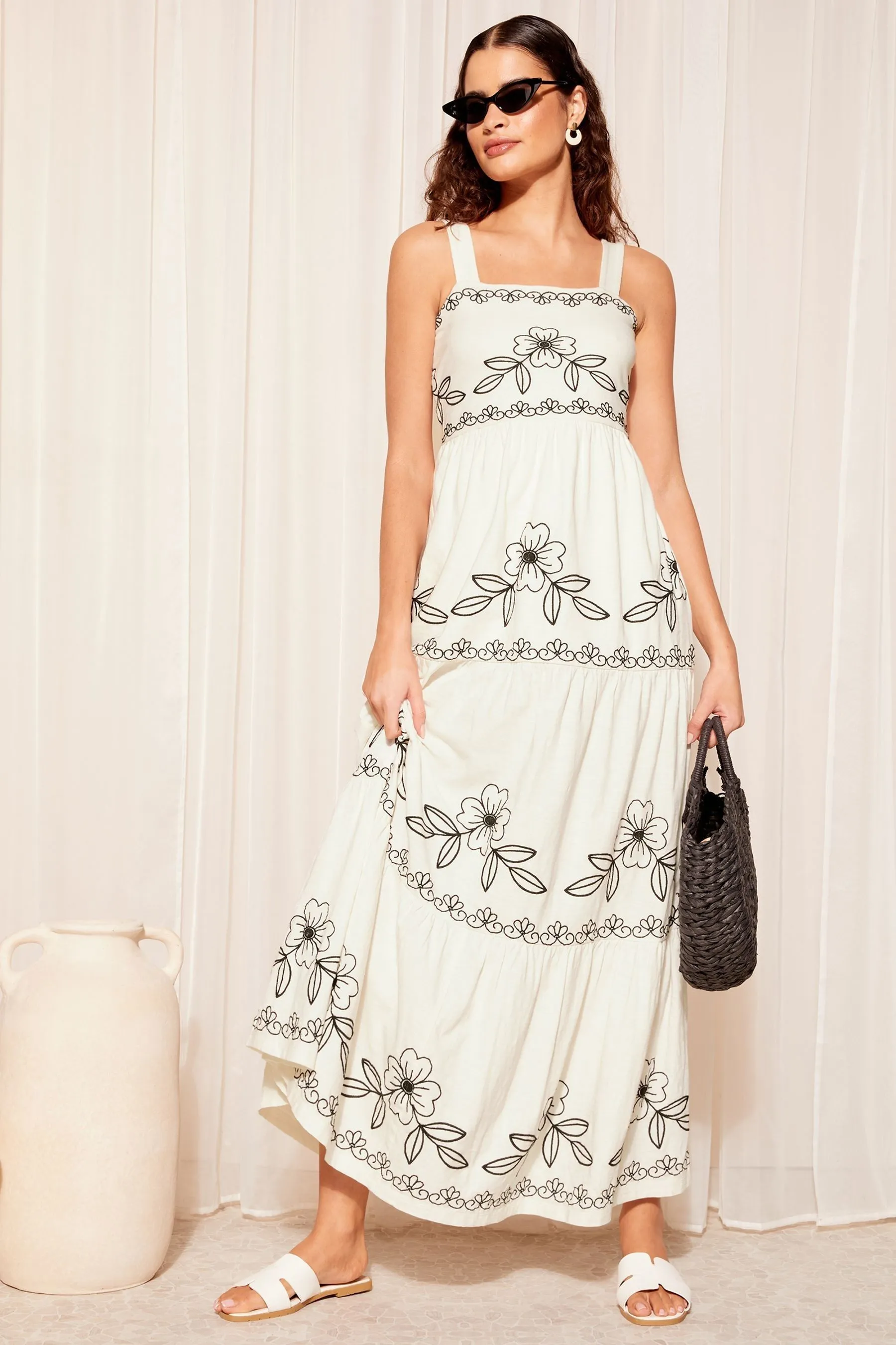 Friends Like These - Abito maxi a balze ricamato con spalline