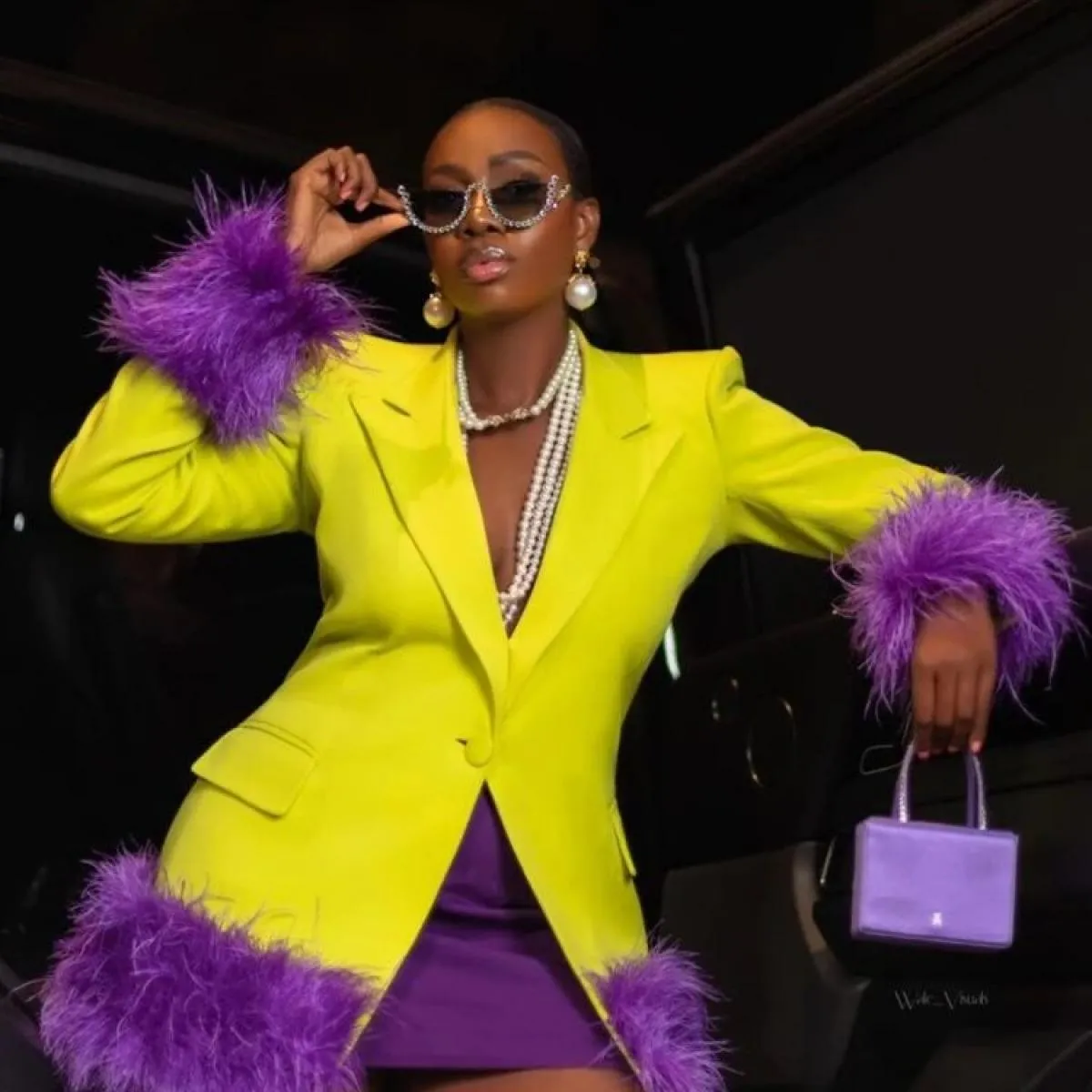 Giacca da donna con bottone singolo impreziosita da piume di High Street, la più recente giacca dal design elegante del 2023