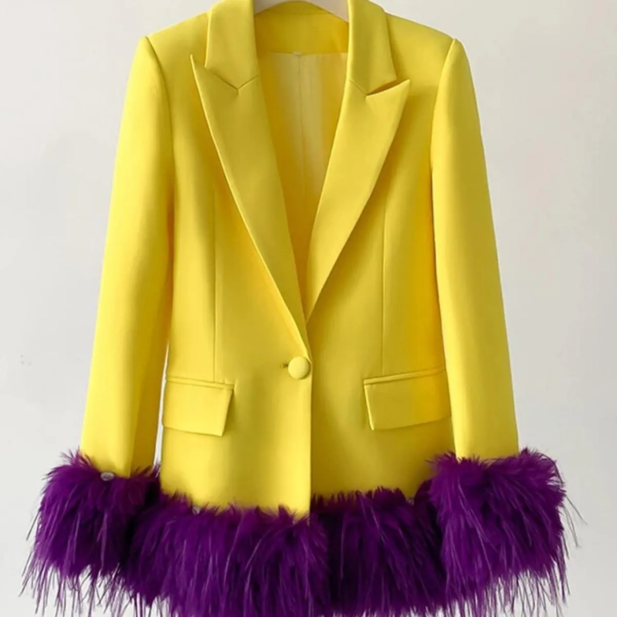 Giacca da donna con bottone singolo impreziosita da piume di High Street, la più recente giacca dal design elegante del 2023