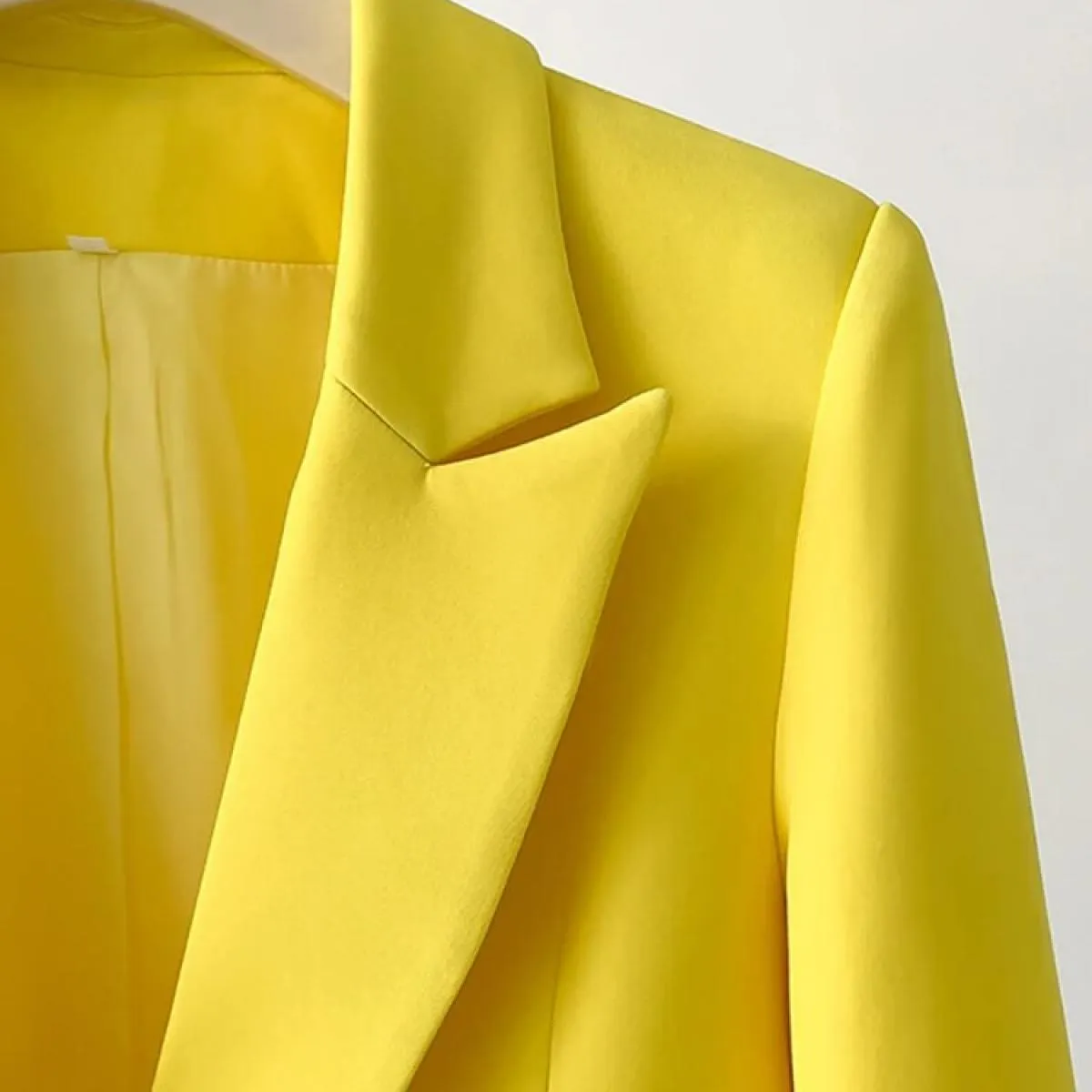 Giacca da donna con bottone singolo impreziosita da piume di High Street, la più recente giacca dal design elegante del 2023