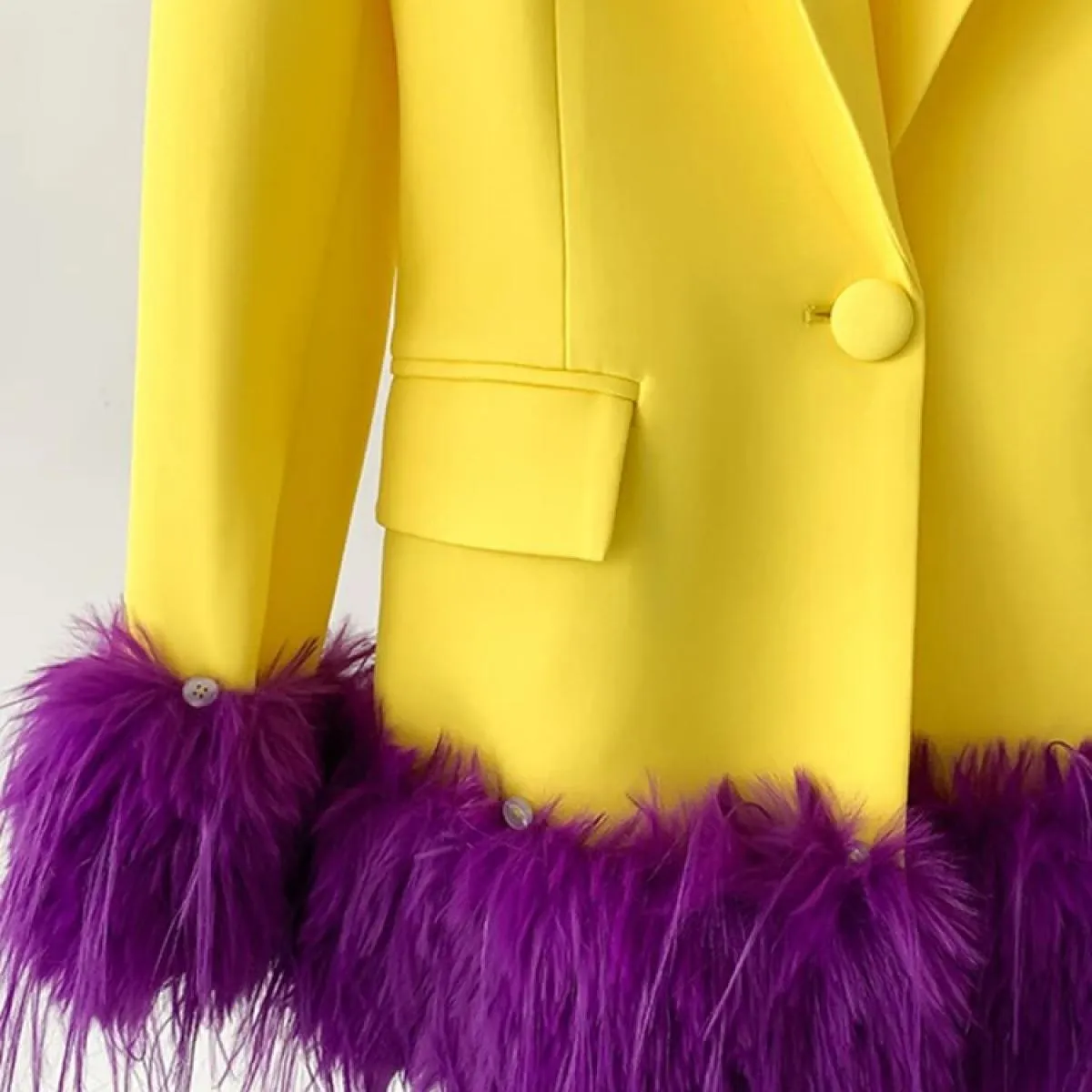 Giacca da donna con bottone singolo impreziosita da piume di High Street, la più recente giacca dal design elegante del 2023