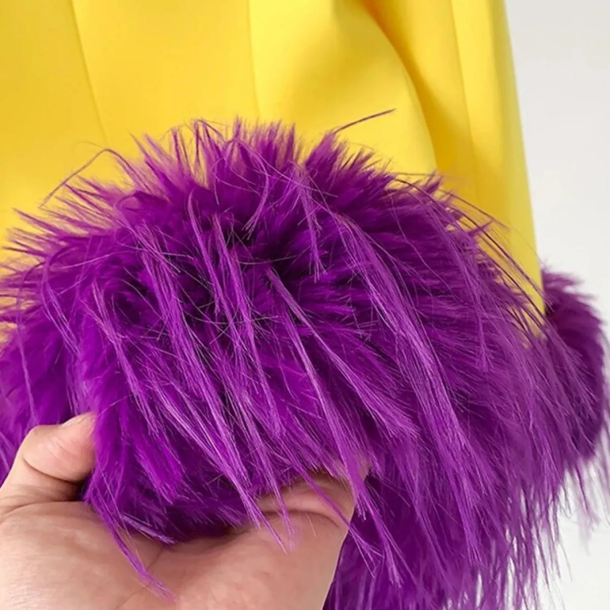Giacca da donna con bottone singolo impreziosita da piume di High Street, la più recente giacca dal design elegante del 2023