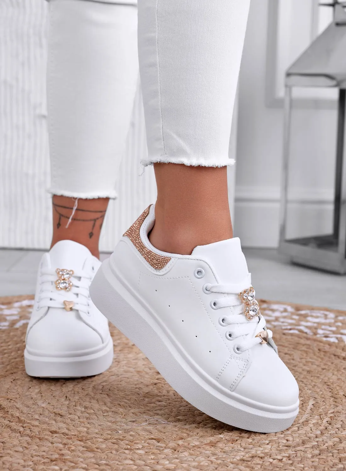 LAURA - Sneakers bianche con applicazione gioiello e retro oro rosa in strass