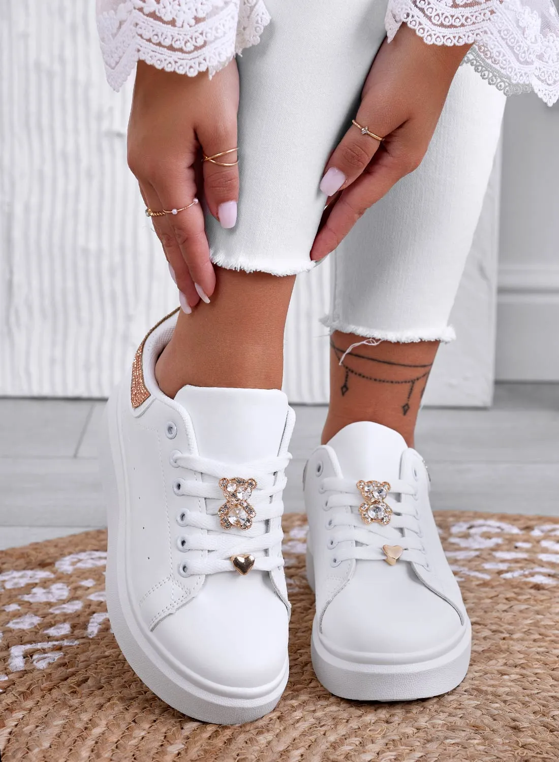 LAURA - Sneakers bianche con applicazione gioiello e retro oro rosa in strass