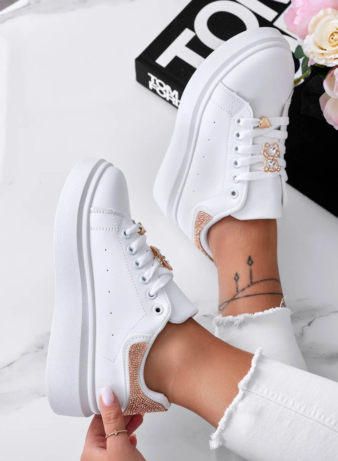 LAURA - Sneakers bianche con applicazione gioiello e retro oro rosa in strass
