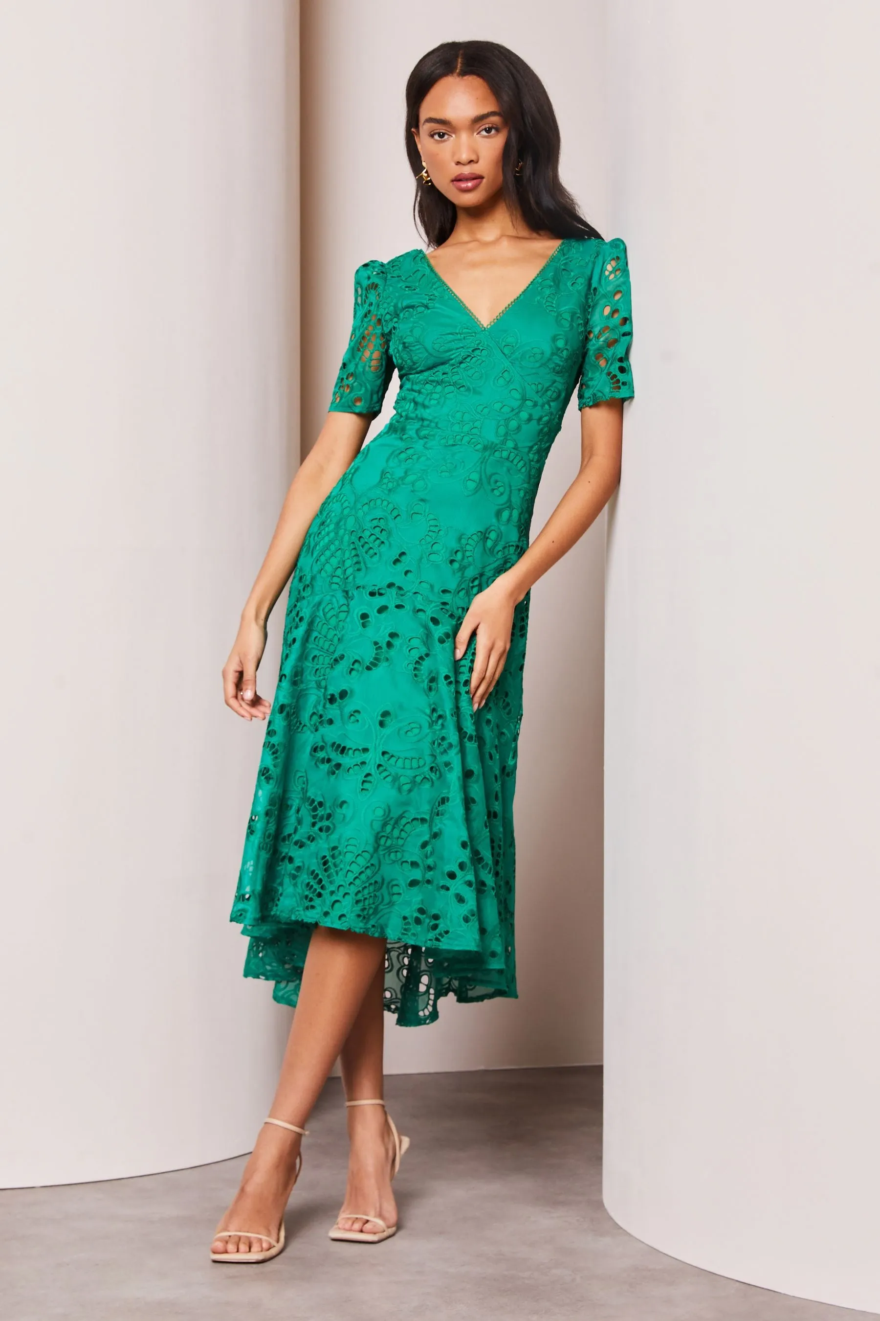 Lipsy Premium - Abito midi asimmetrico in pizzo Pizzo Manica corta Scollo a V sangallo