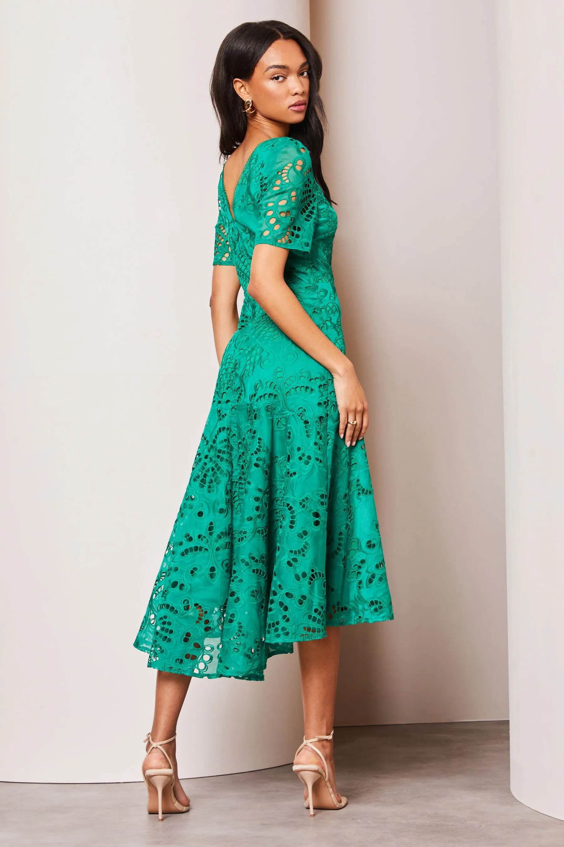 Lipsy Premium - Abito midi asimmetrico in pizzo Pizzo Manica corta Scollo a V sangallo