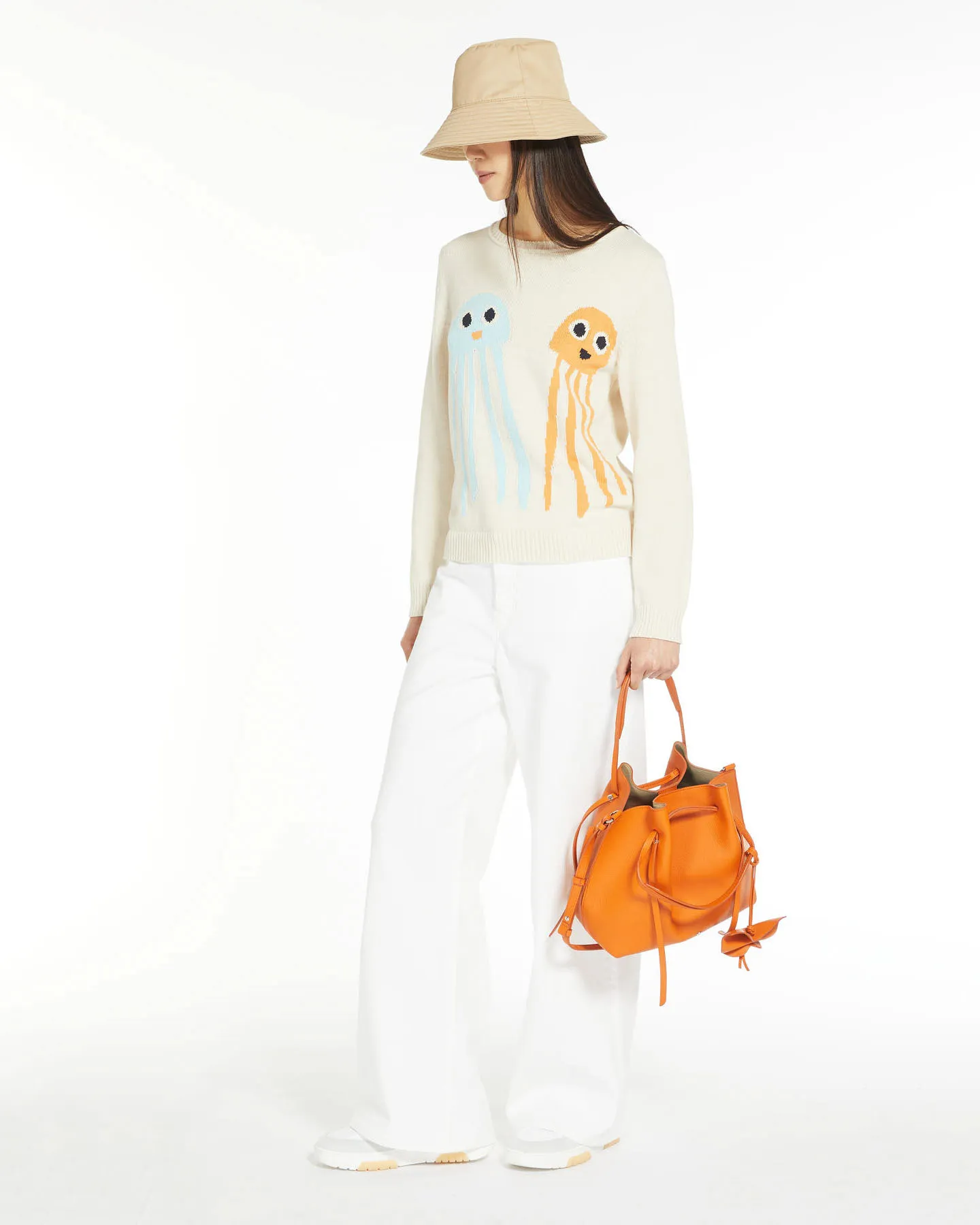 Maglia avorio in cotone con meduse arancio e azzurra lavorate in jacquard