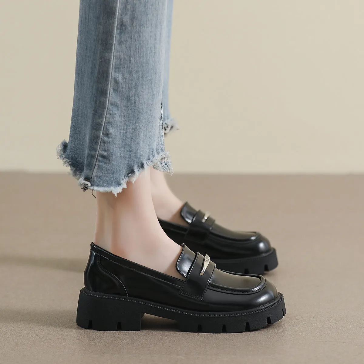 Mocassini da donna in pelle lucida casual minimalista