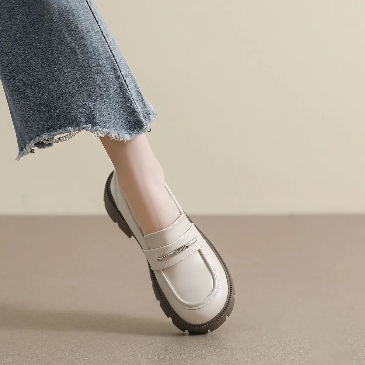 Mocassini da donna in pelle lucida casual minimalista