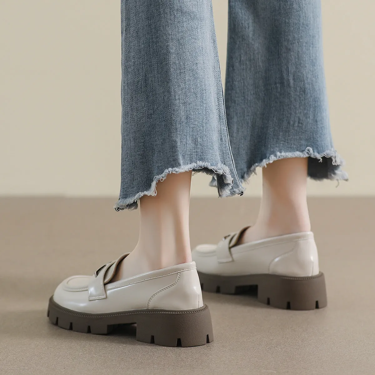 Mocassini da donna in pelle lucida casual minimalista