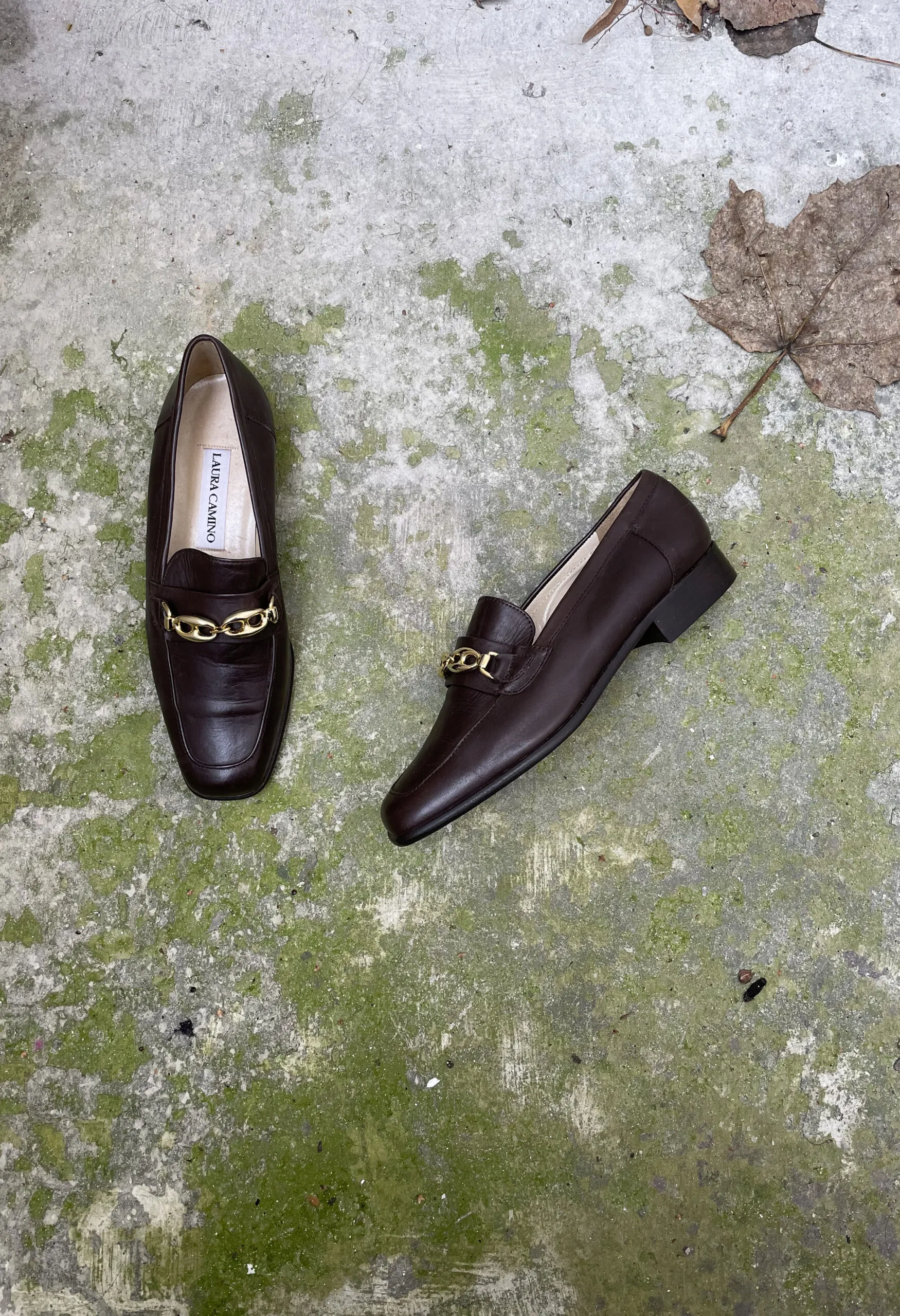 Mocassini vintage in pelle con fibbia dorata