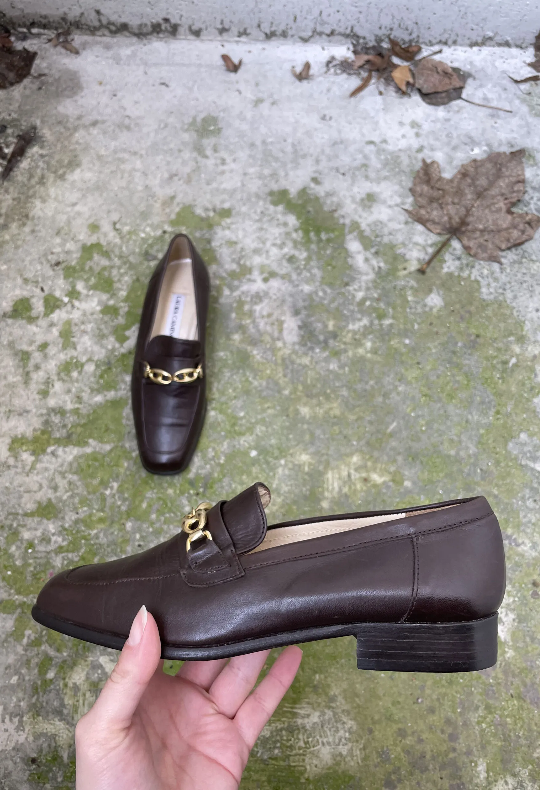 Mocassini vintage in pelle con fibbia dorata