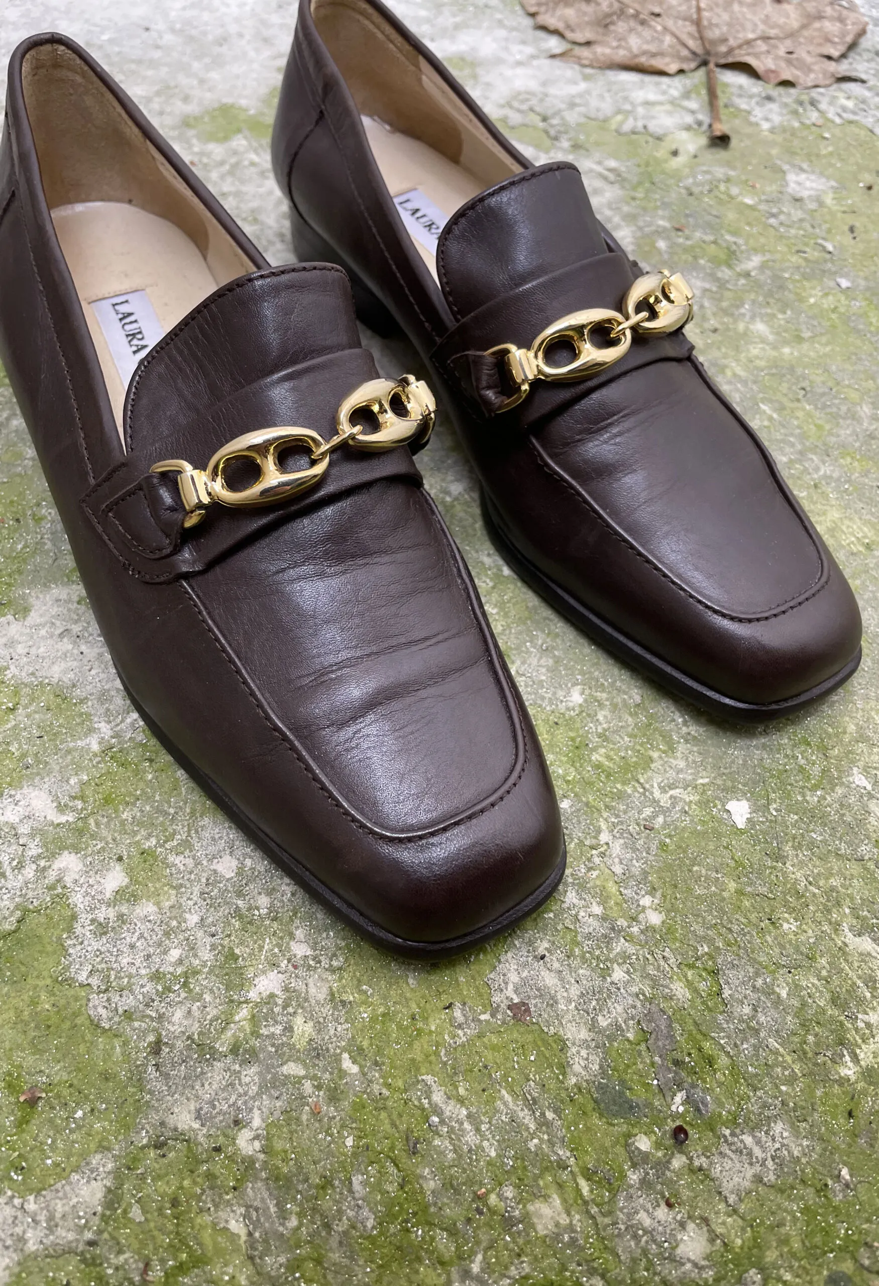 Mocassini vintage in pelle con fibbia dorata
