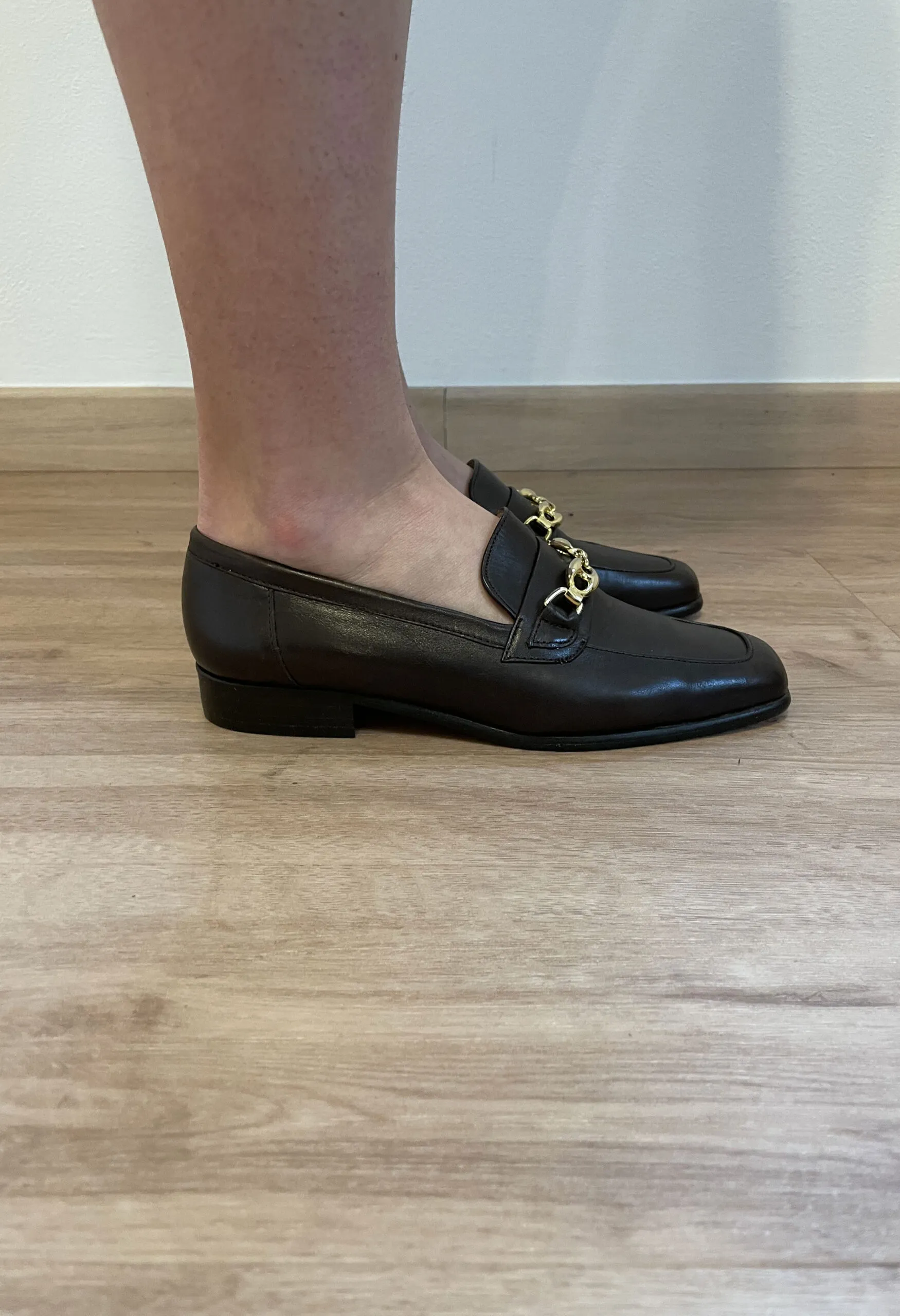 Mocassini vintage in pelle con fibbia dorata