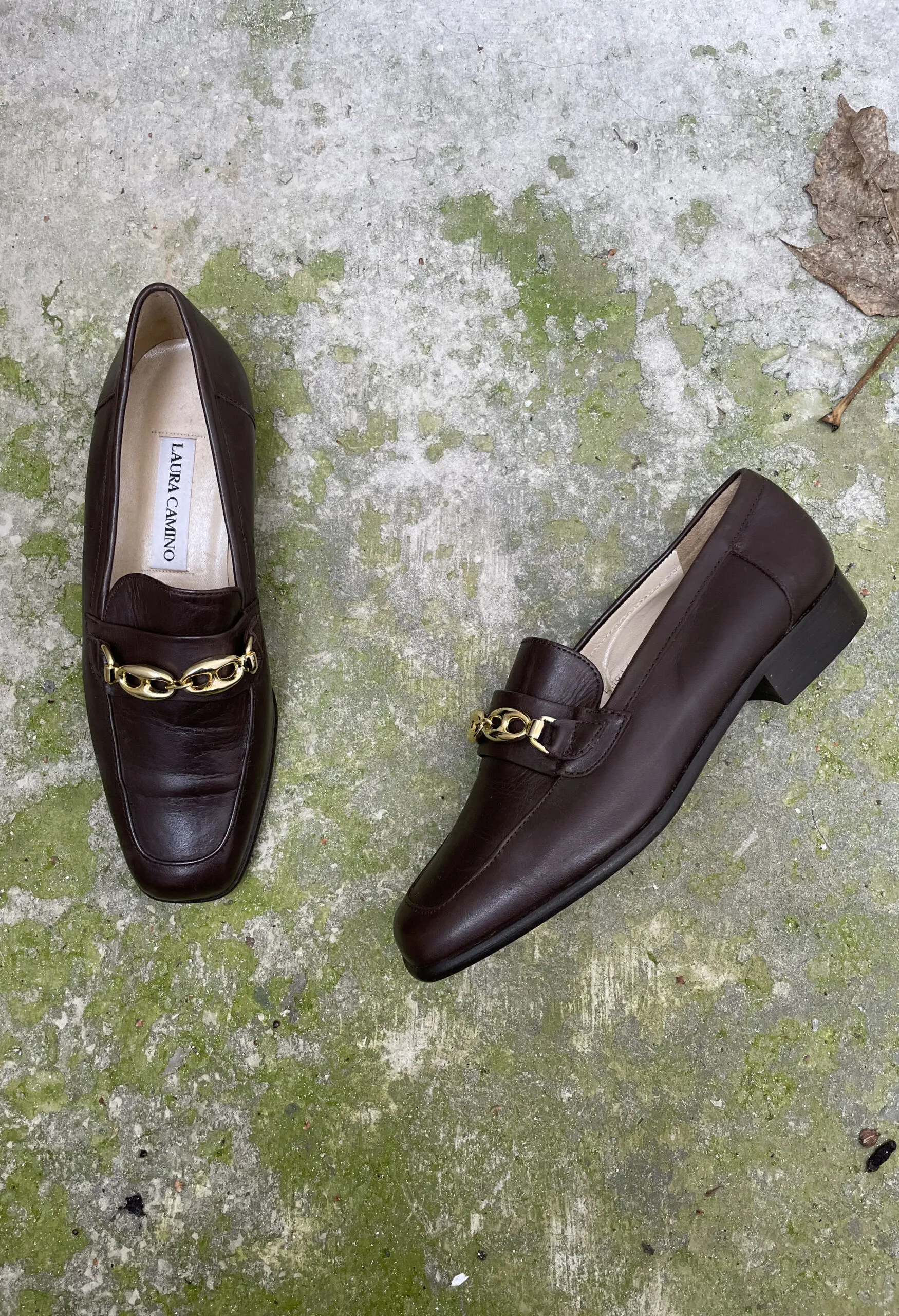 Mocassini vintage in pelle con fibbia dorata