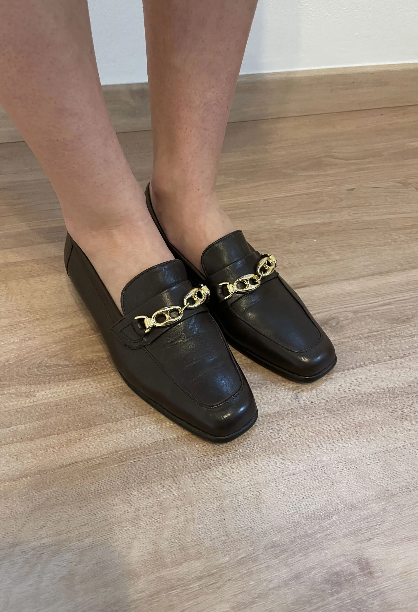 Mocassini vintage in pelle con fibbia dorata
