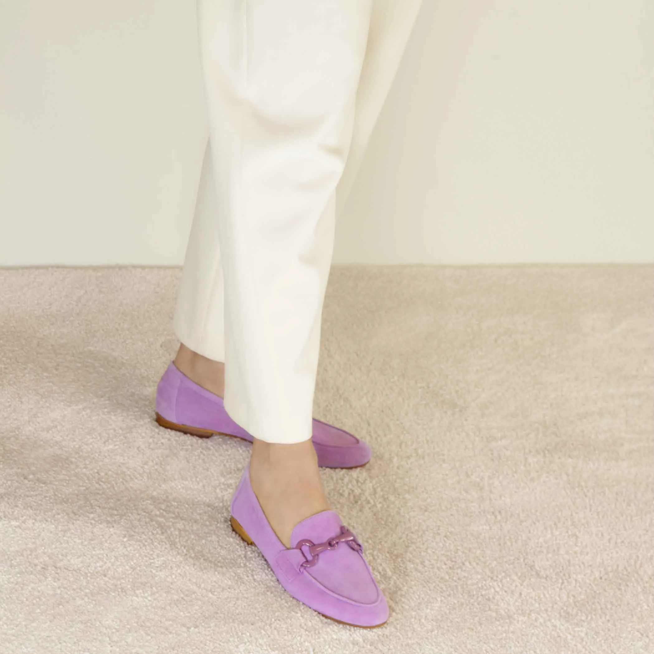 Mocassino da donna in pelle scamosciata con morsetto colore viola
