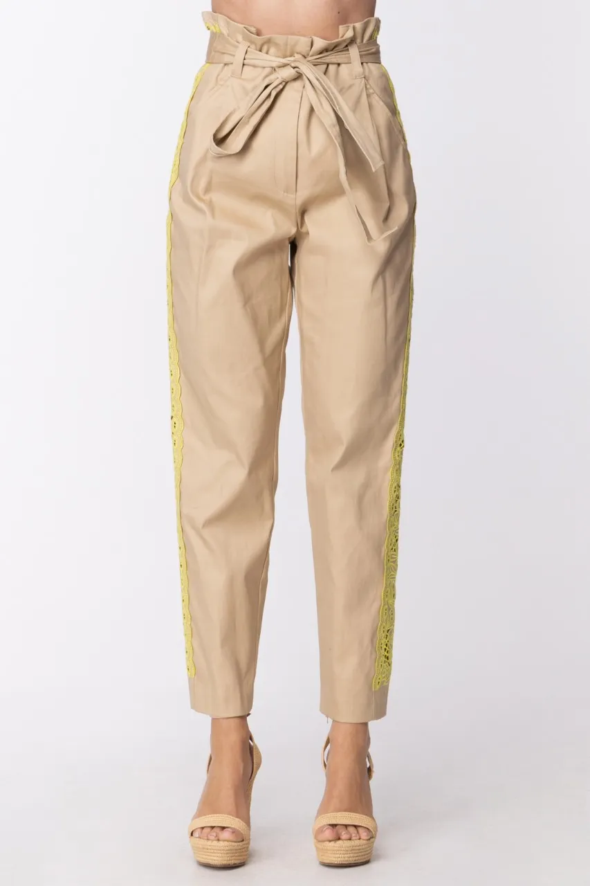 Pantaloni con inserto pizzo a contrasto e fusciacca RIC GIALLO LED/CUBAN SAND