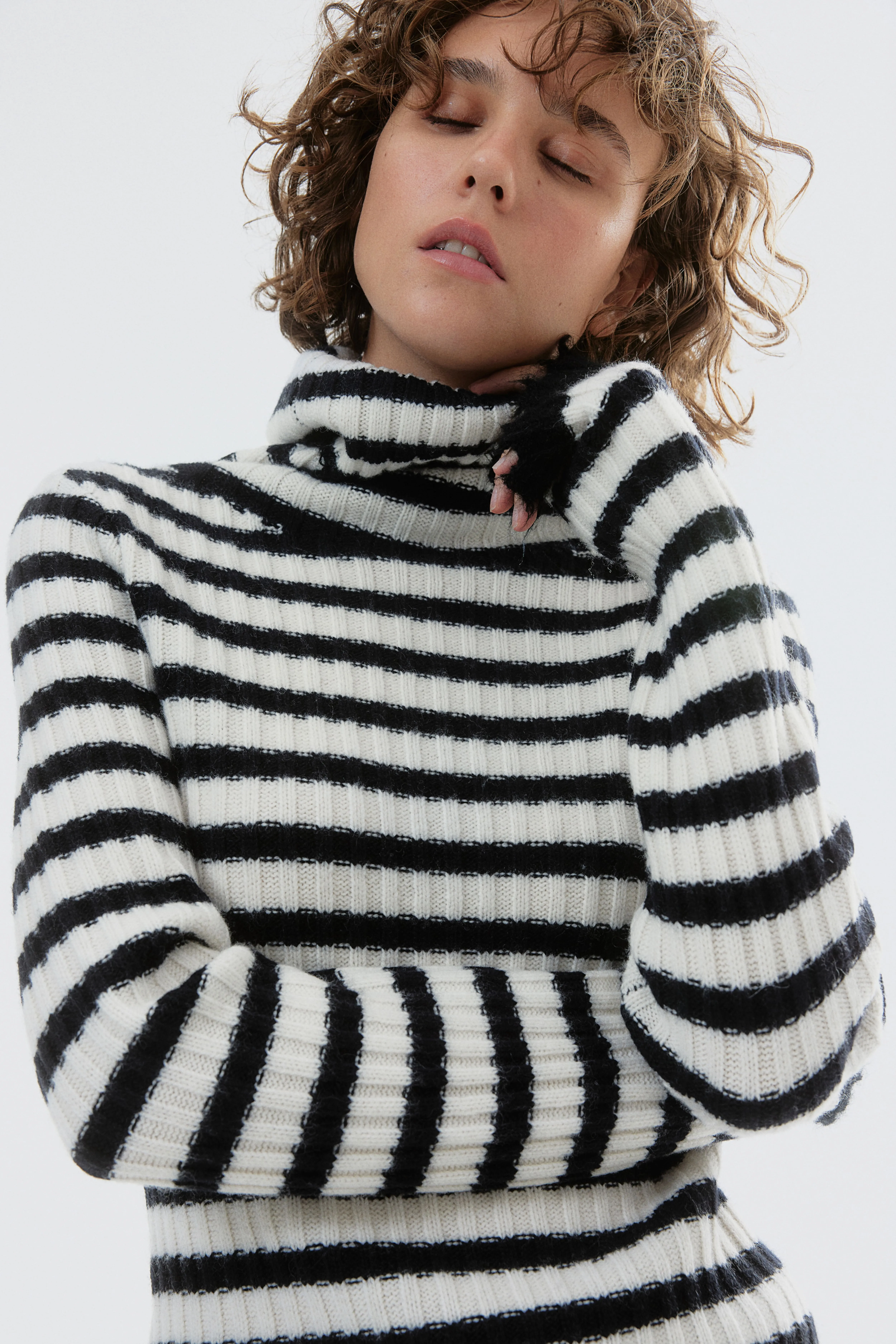Pullover dolcevita in maglia a coste di lana