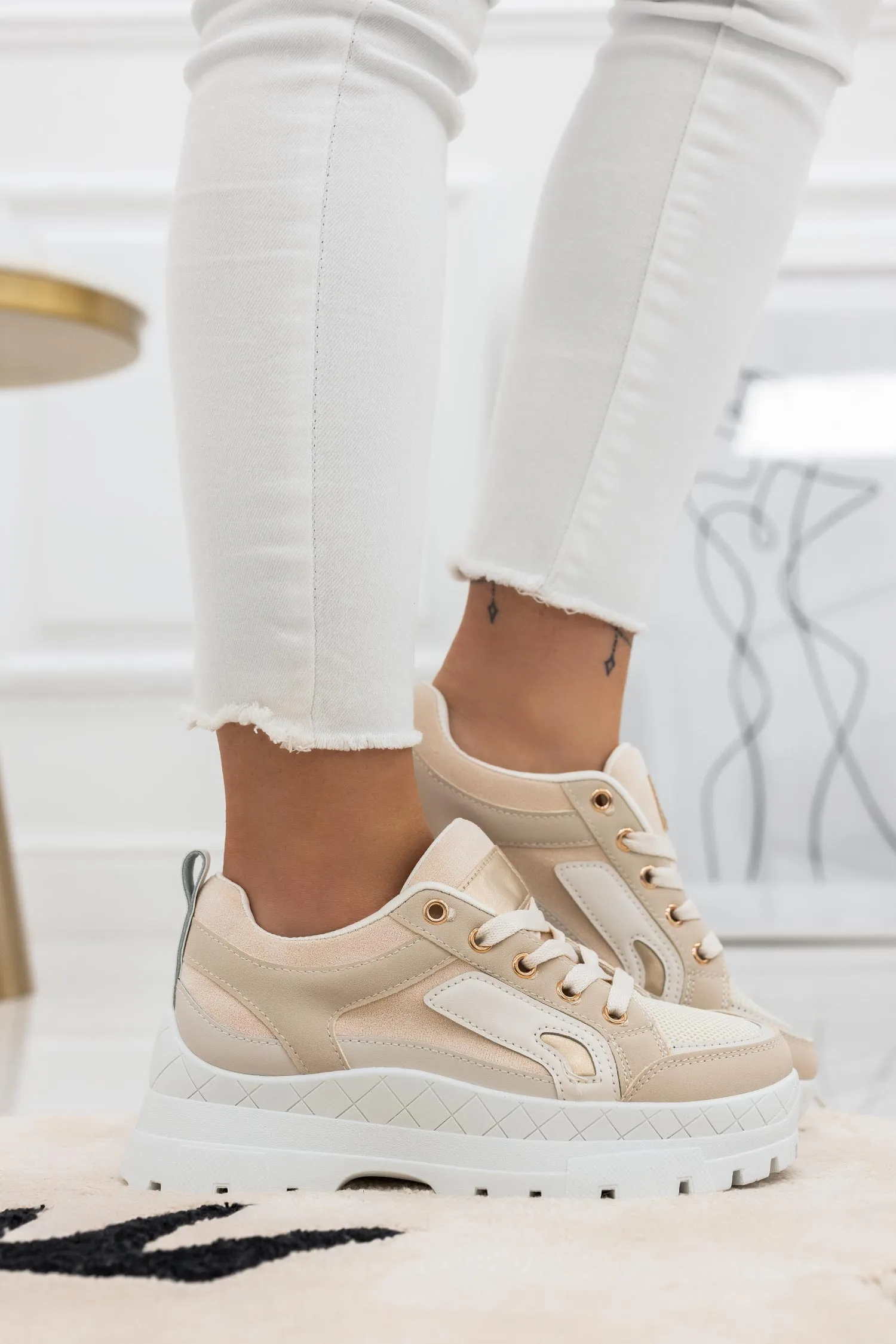 Sneakers beige con pannelli a contrasto