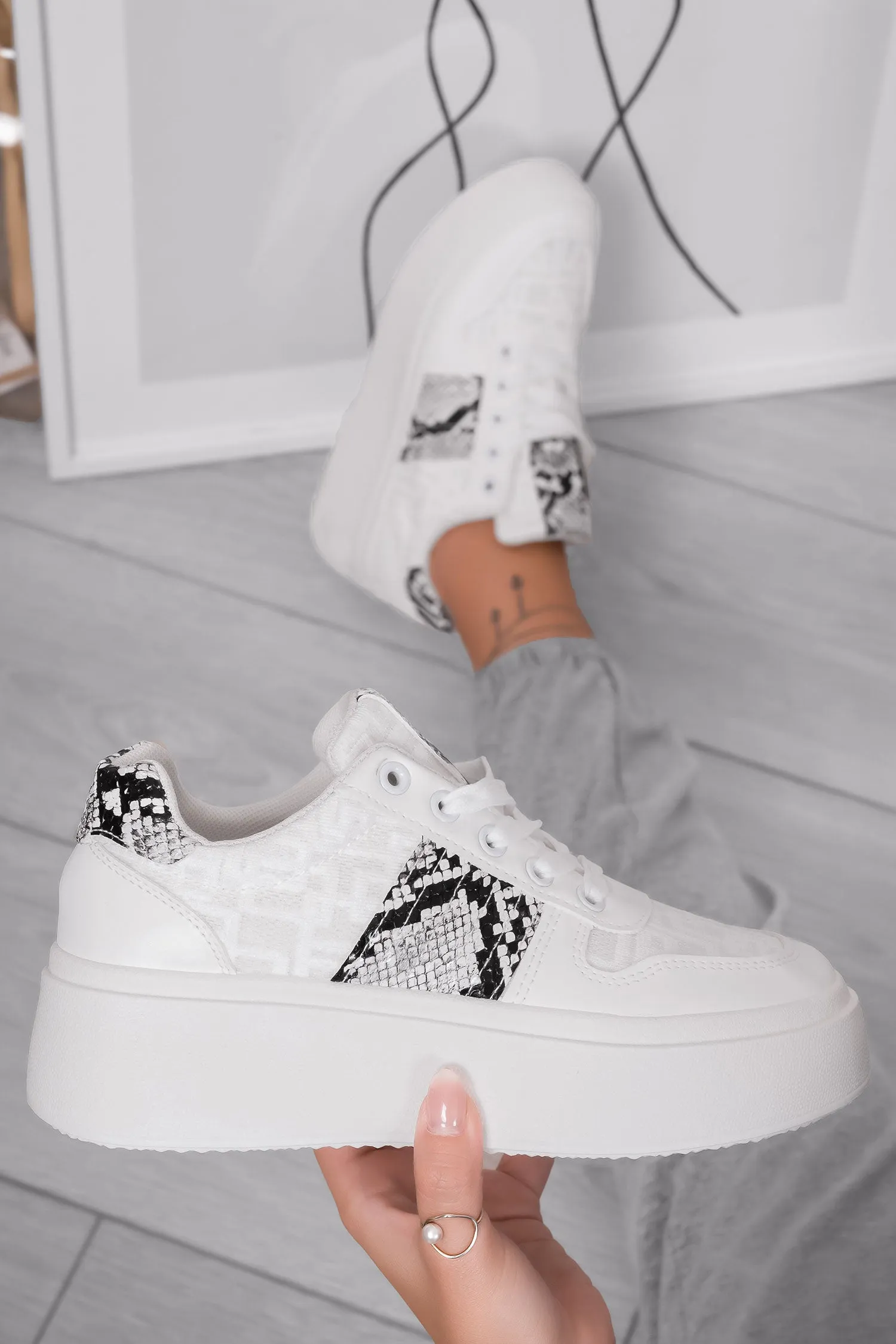 Sneakers bianche con inserti pitonati