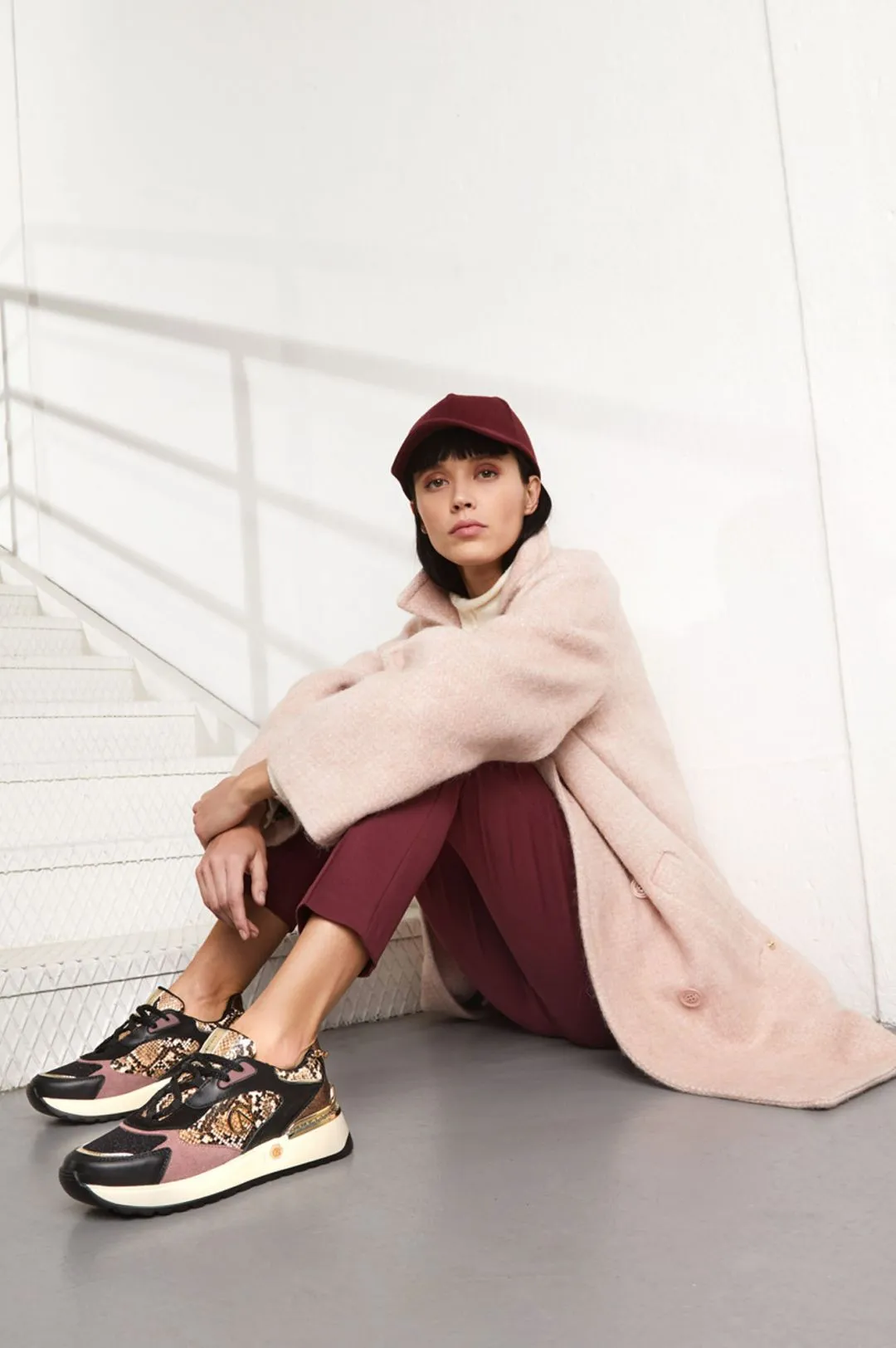 sneakers con tomaia in mesh animalier e catena